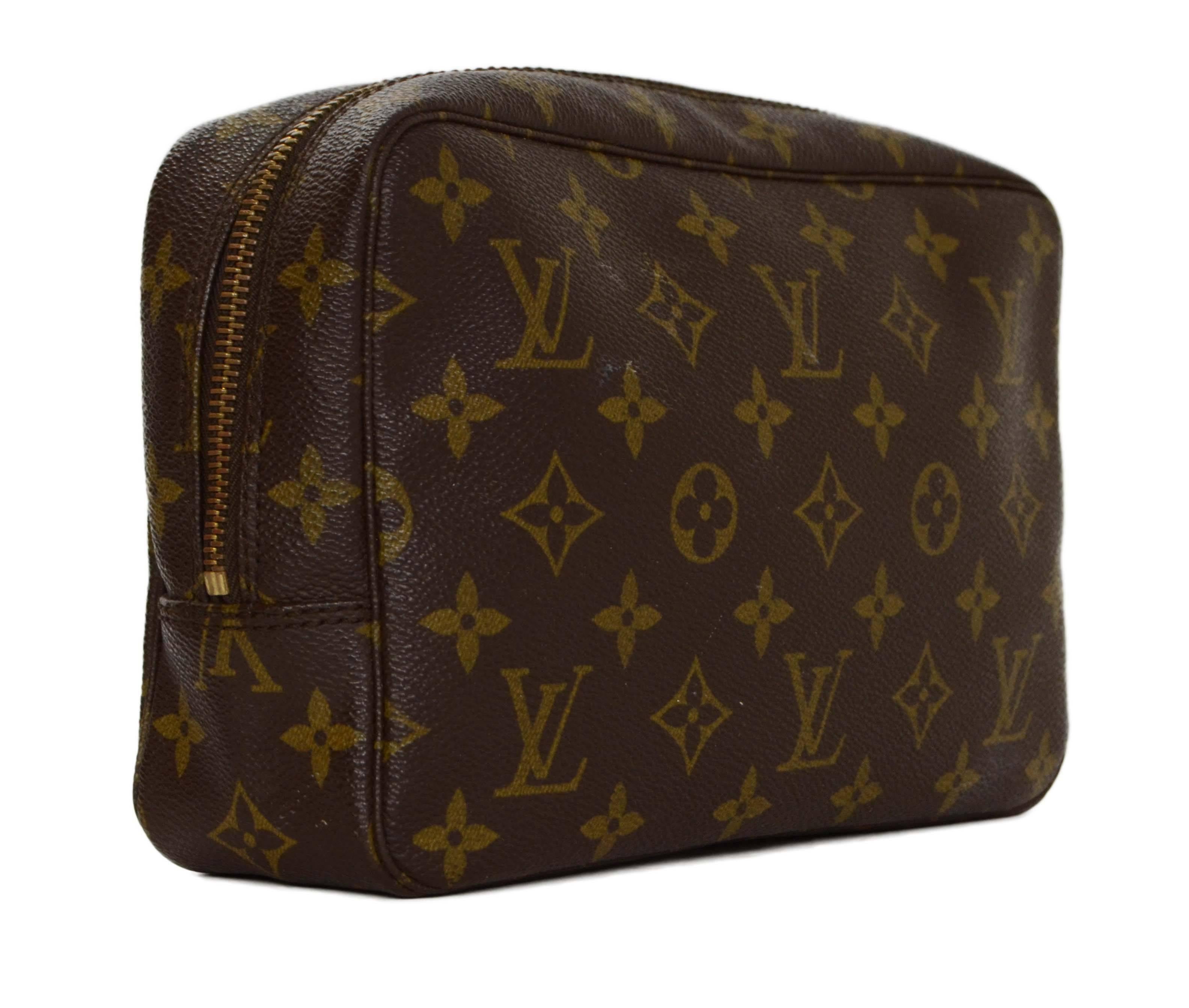Louis Vuitton Vintage '87 Monogram Canvas Toiletry Pouch
Made In: France
Year of Production: 1987
Color: Brown
Hardware: Goldtone
Materials: Coated Canvas and metal
Lining: Beige leather
Closure: Zip around closure
Exterior Pockets: