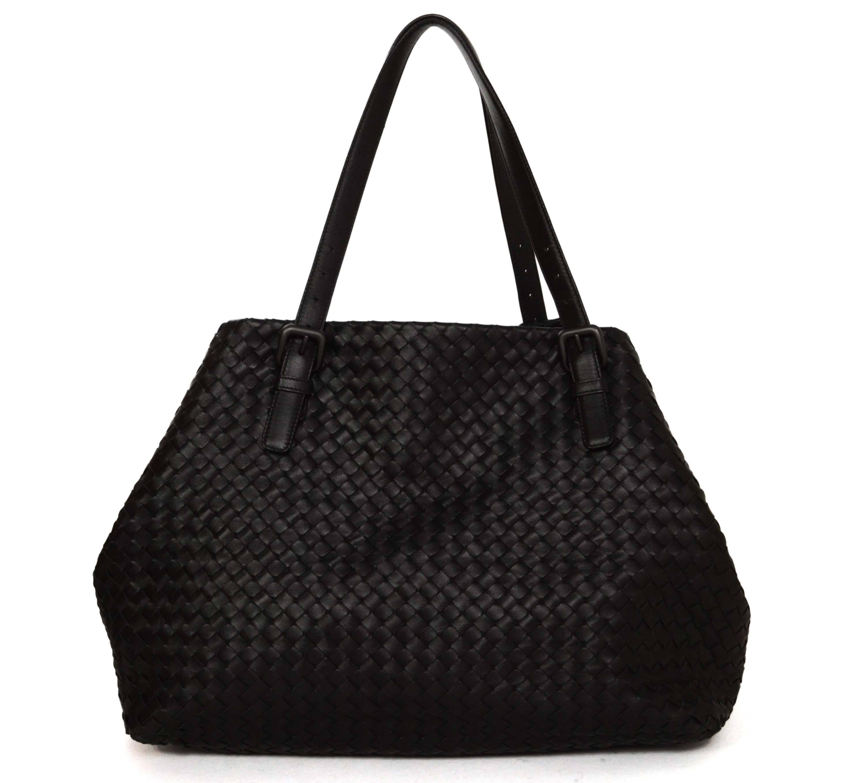 Bottega Veneta Black Woven Leather Large Intrecciato Bag rt. $3, 950 In Excellent Condition In New York, NY