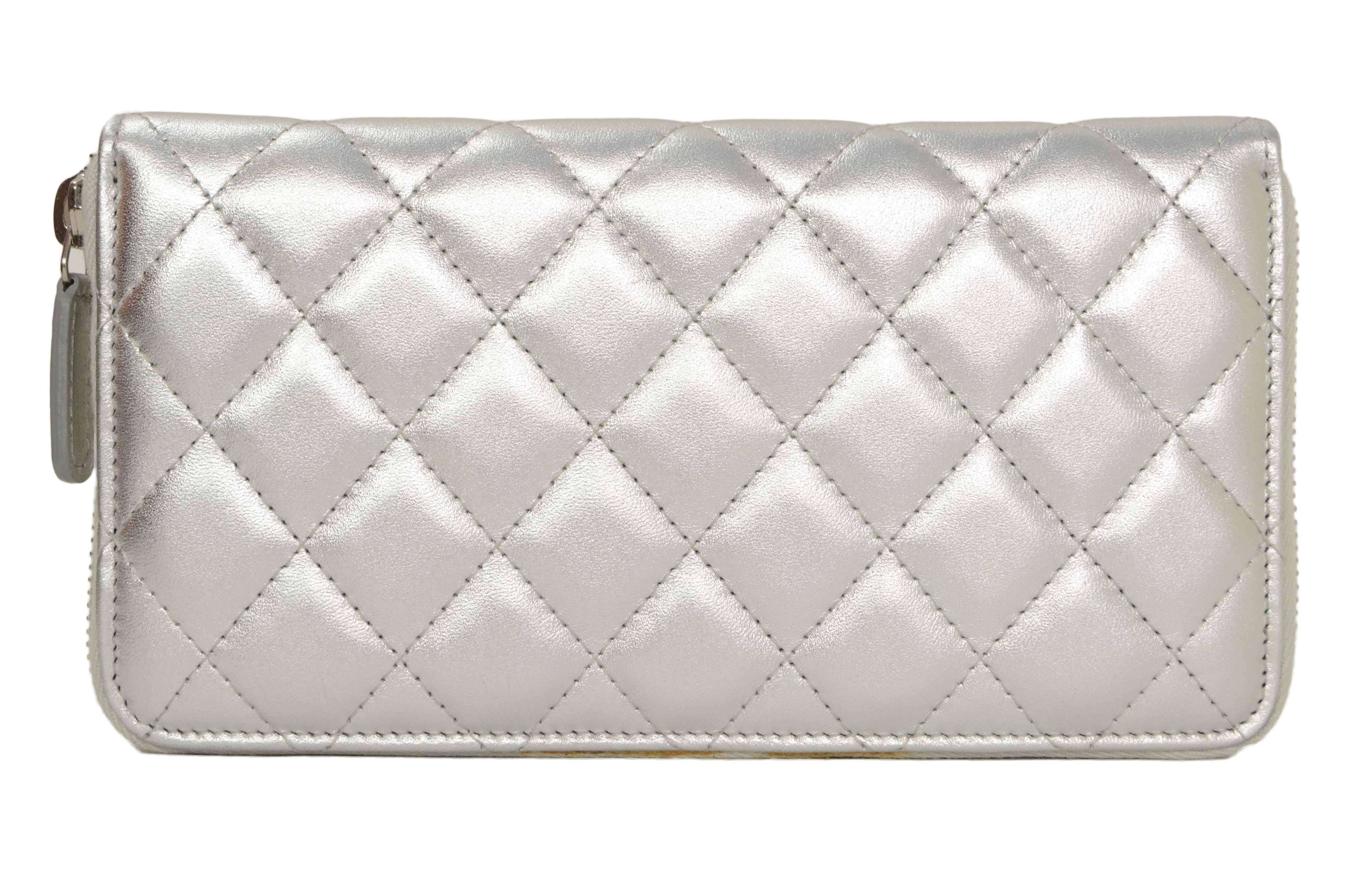 Chanel Silver Quilted Lambskin Zippy Wallet SHW In Excellent Condition In New York, NY