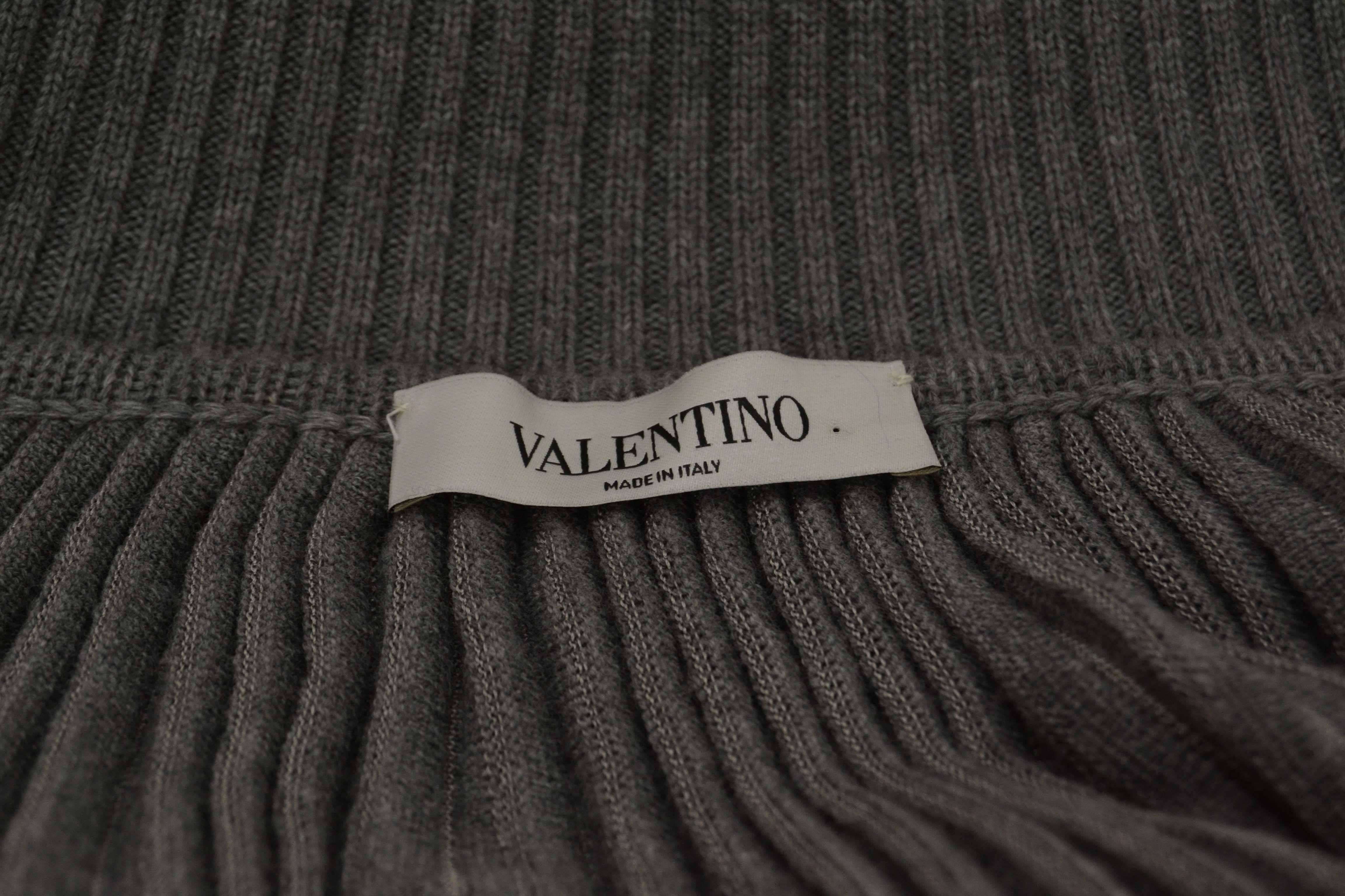 Valentino Grey Wool Pleated Cape sz M In Excellent Condition In New York, NY