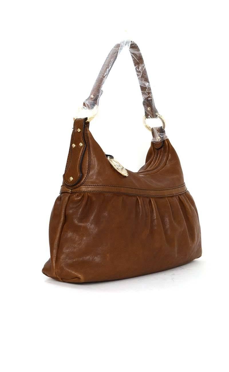 Fendi Brown Ruched Leather Shoulder Bag
Made In: Italy
Year of Production: 2007
Color: Brown
Hardware: Goldtone
Materials: Leather
Lining: Brown canvas
Closure/Opening: Zip across closure
Exterior Pockets: None
Interior Pockets: One