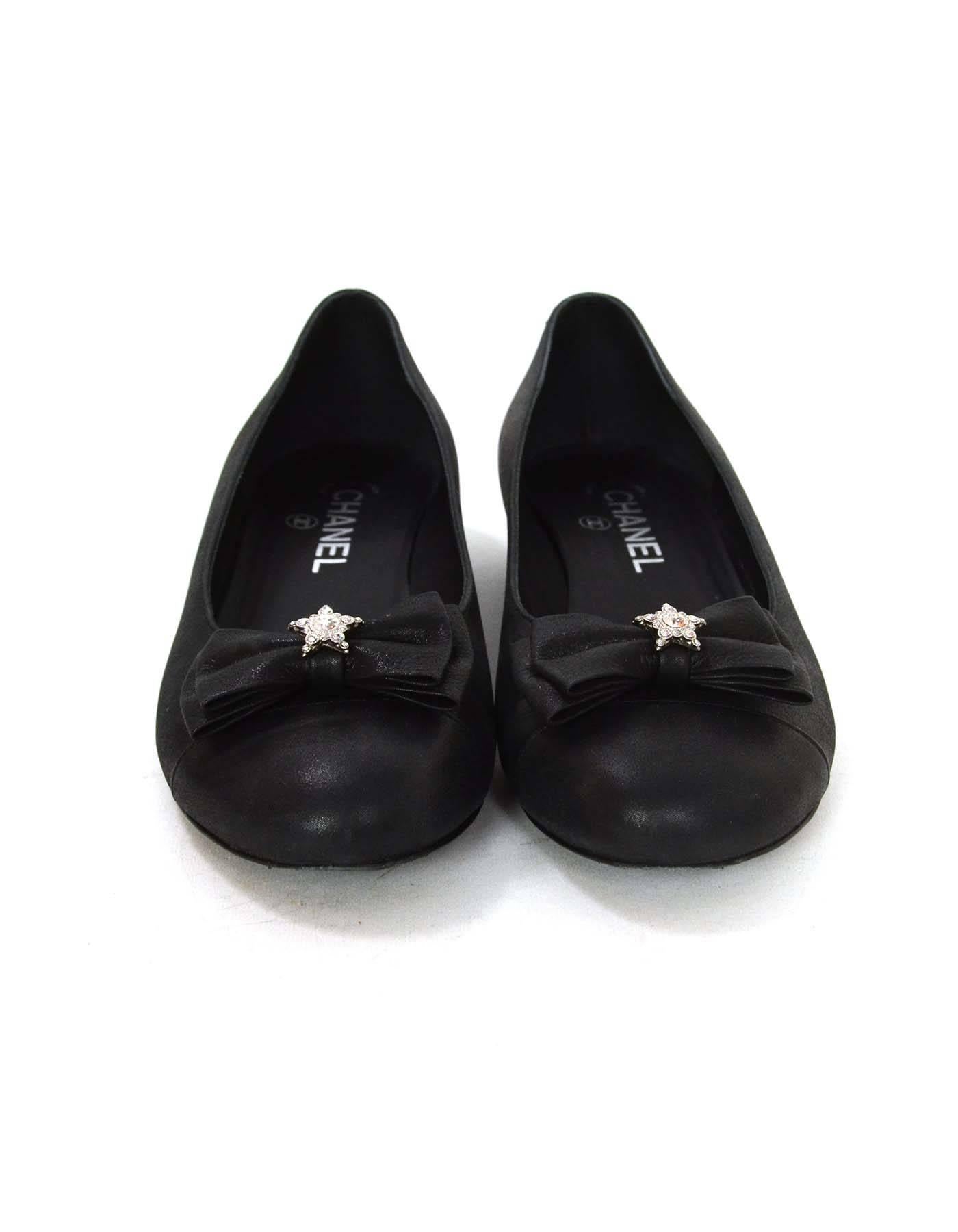 Chanel Black Iridescent Calfskin Flats sz 38 In Excellent Condition In New York, NY