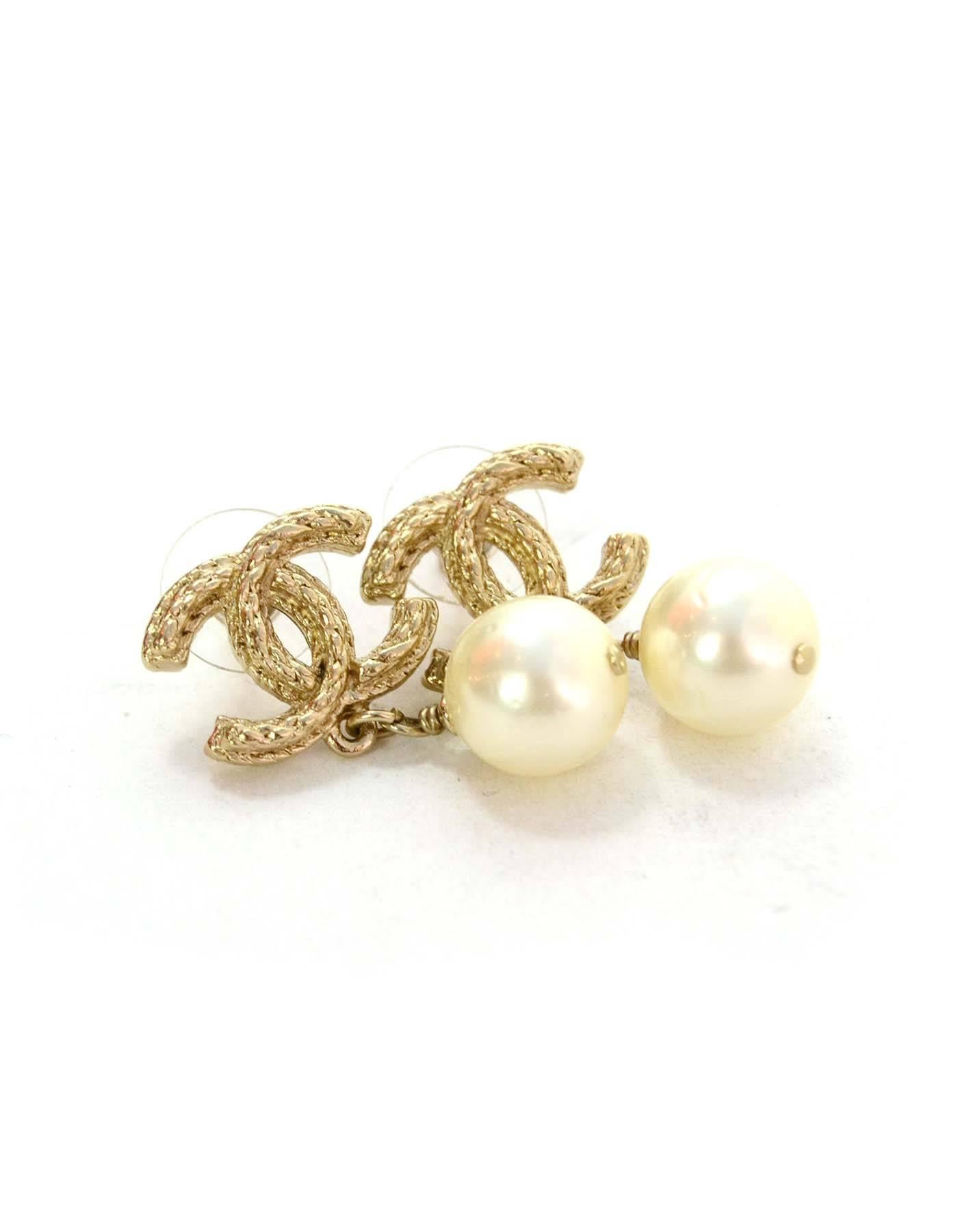 Chanel Gold CC and Pearl Drop Earrings For Sale at 1stDibs | chanel gold drop  earrings