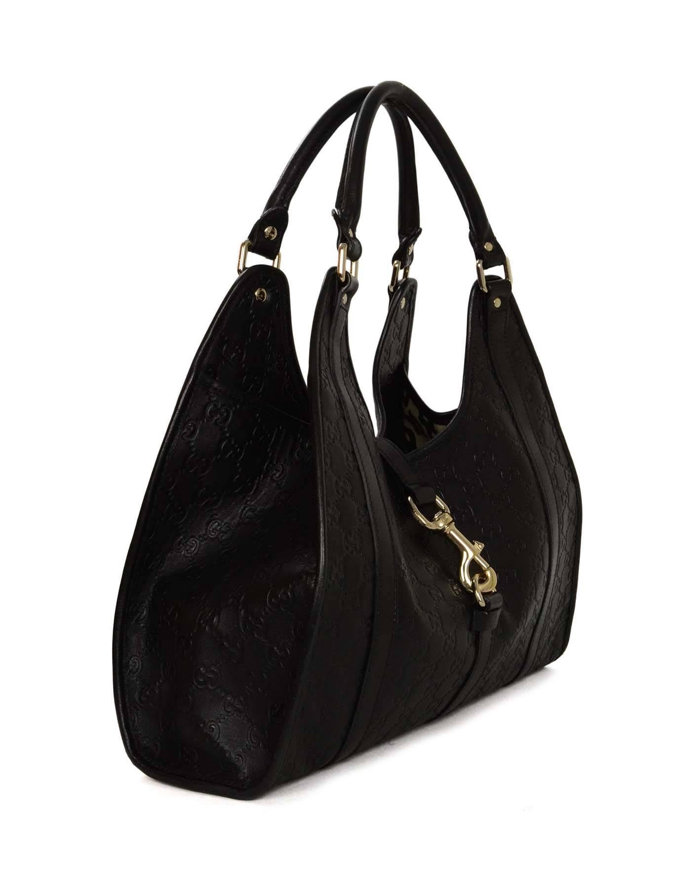 Gucci Black Leather Monogram Joy Shoulder Bag

- Made in: Italien
-Farbe: Schwarz
-Hardware: Hellgoldfarben
-Materialien: Leder
-Futter: Beigefarbenes Textil mit grünem und schwarzem Hufeisenaufdruck
-Verschluss/Öffnung: Offen mit Lederklappe und