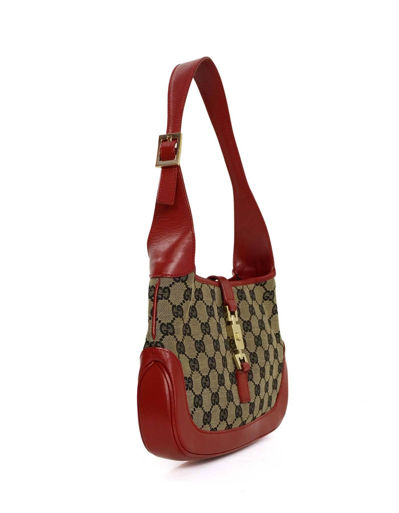 Gucci Monogram Canvas & Rotes Leder Jackie-O Tasche 
Hergestellt in: Italien
Farbe: Schwarz, Holzkohle und Rot
Hardware: Goldtone
MATERIALIEN: Segeltuch und Leder
Innenfutter: Schwarzes Textil
Verschluss/Öffnung: Oben offen mit