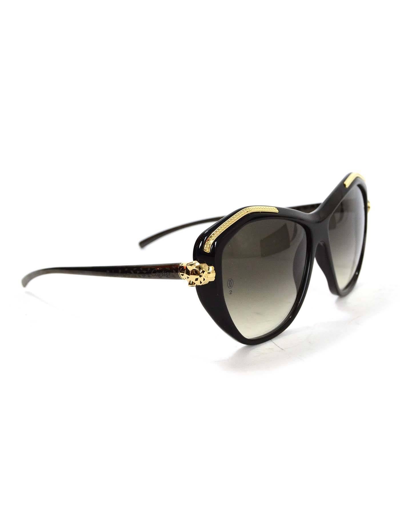 Cartier Sonnenbrille 'Panthere Wild de Cartier' aus schwarzem Harz
Mit goldfarbenen Jaguaren auf den Armen
Hergestellt in: Frankreich
Farbe: Schwarz und Goldtone
MATERIALIEN: Kunstharz und Metall
Einzelhandelspreis: $1.480 + Steuer
Stempel: