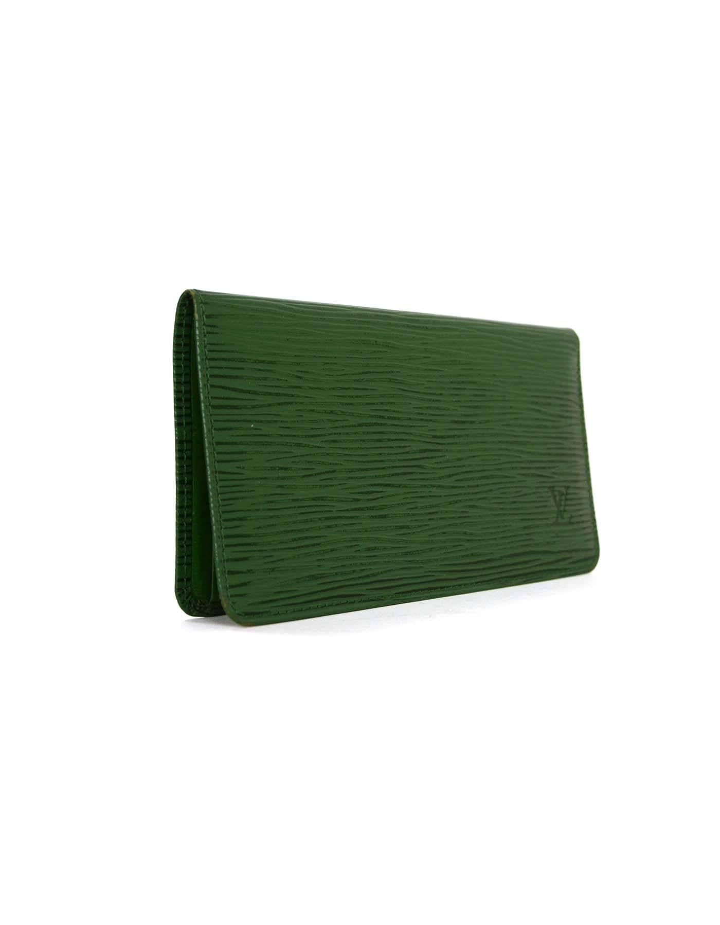 Louis Vuitton Vintage '90 Green Epi Checkbook Holder 
Features LV imprinted on front right bottom corner
Made In: Spain
Year of Production: 1990
Color: Green
Materials: Epi leather
Lining: Green leather
Closure/Opening: Bi-fold
Exterior
