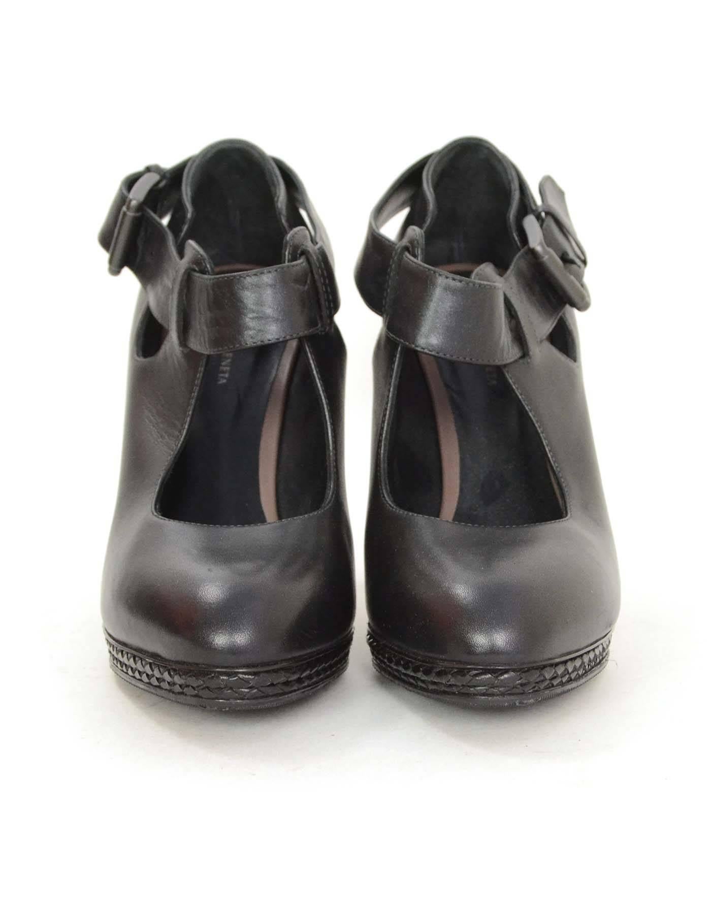 Bottega Veneta Black Leather Pumps sz 37.5 In Excellent Condition In New York, NY