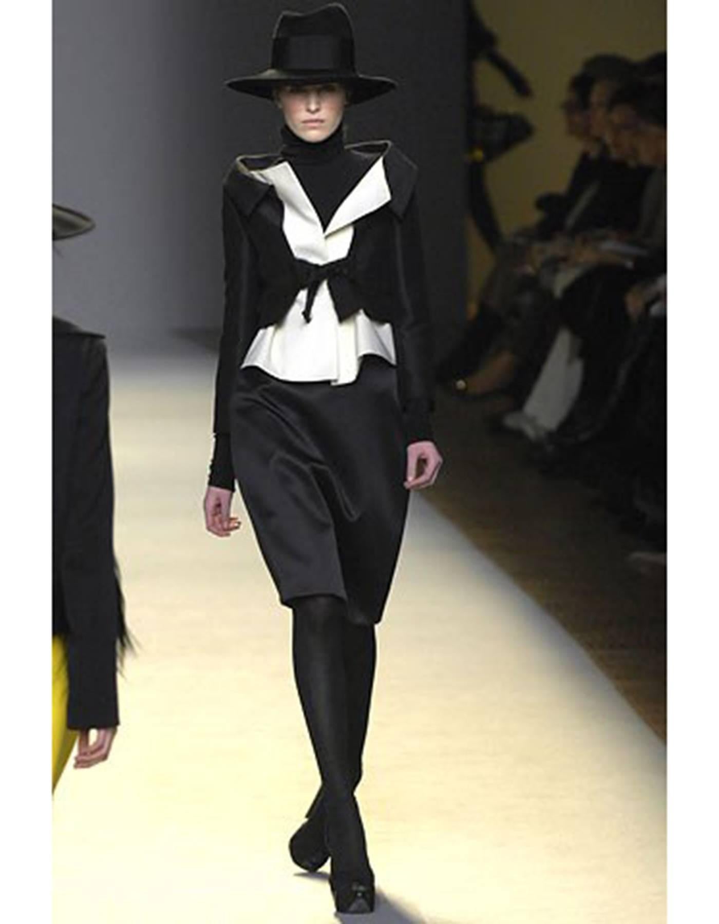 Giambattista Valli Fall '07 Runway Black & Ivory Silk Cropped Jacket
Made In: Italy
Color: Black and ivory
Composition: 58% virgin wool, 17% wool, 13% silk, 12% mohair
Lining: Ivory, 61% acetate, 39% rayon
Closure/Opening: Center waist tie