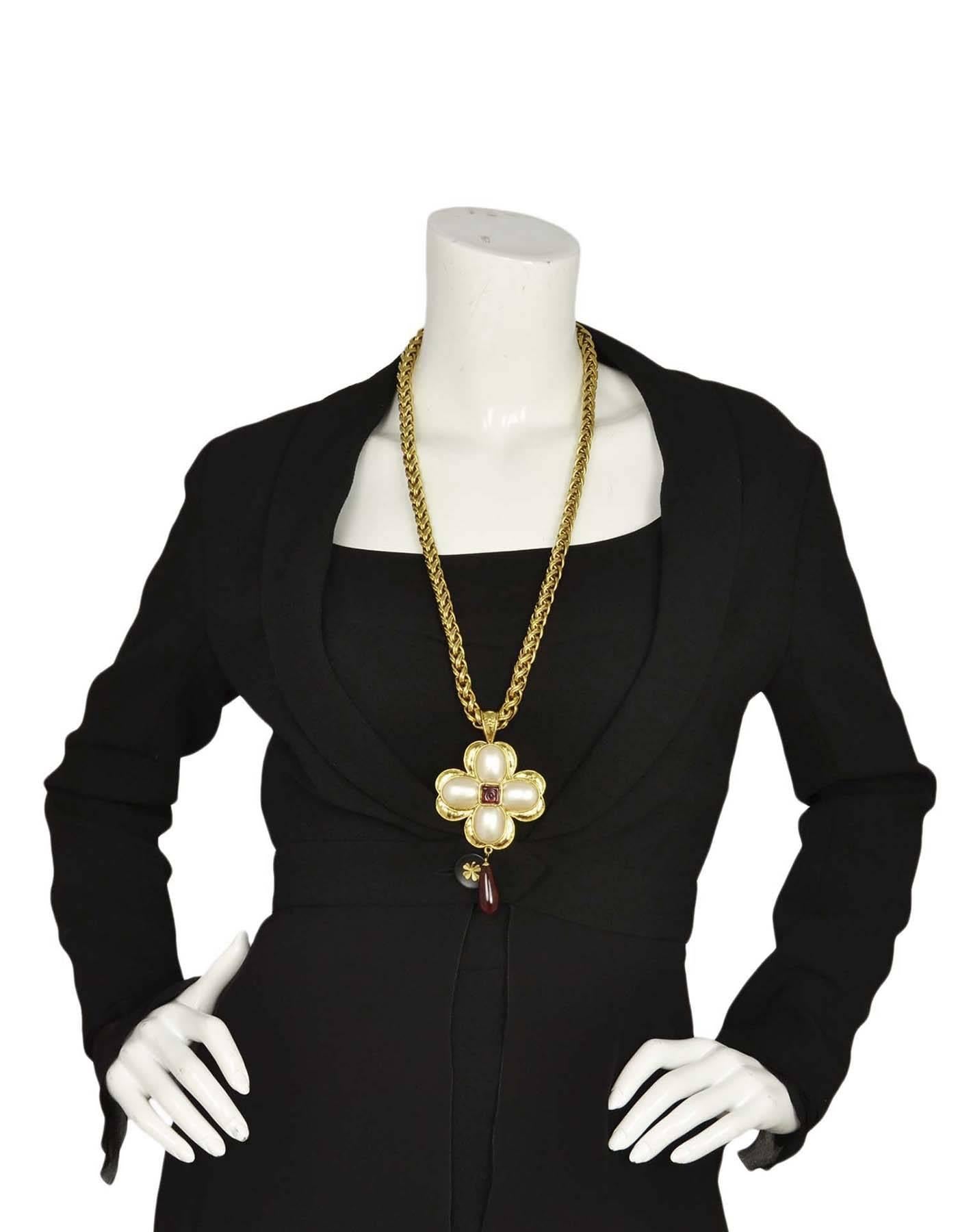 Chanel Vintage '90s  1997Gold Chain & Faux Pearl Flower Necklace In Excellent Condition In New York, NY
