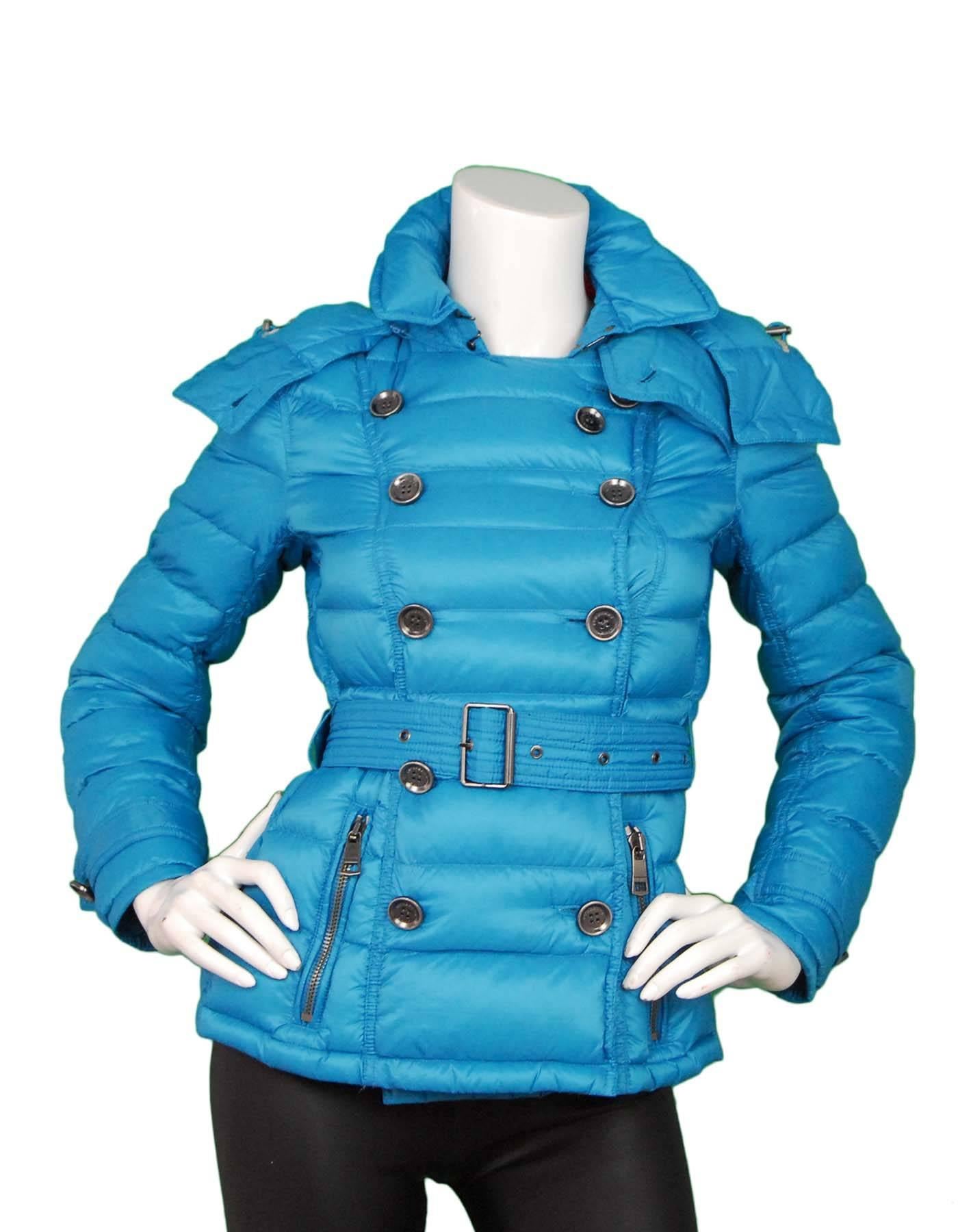 Burberry Brit Turquoise Puffer Jacket Sz S
Features optional hood and belt at waist

Made In: China
Color: Turquoise
Composition: 100% Nylon
Filling: 85% White goose down cluster, 15% White goose feather
Lining: Blue nylon
Closure/Opening: