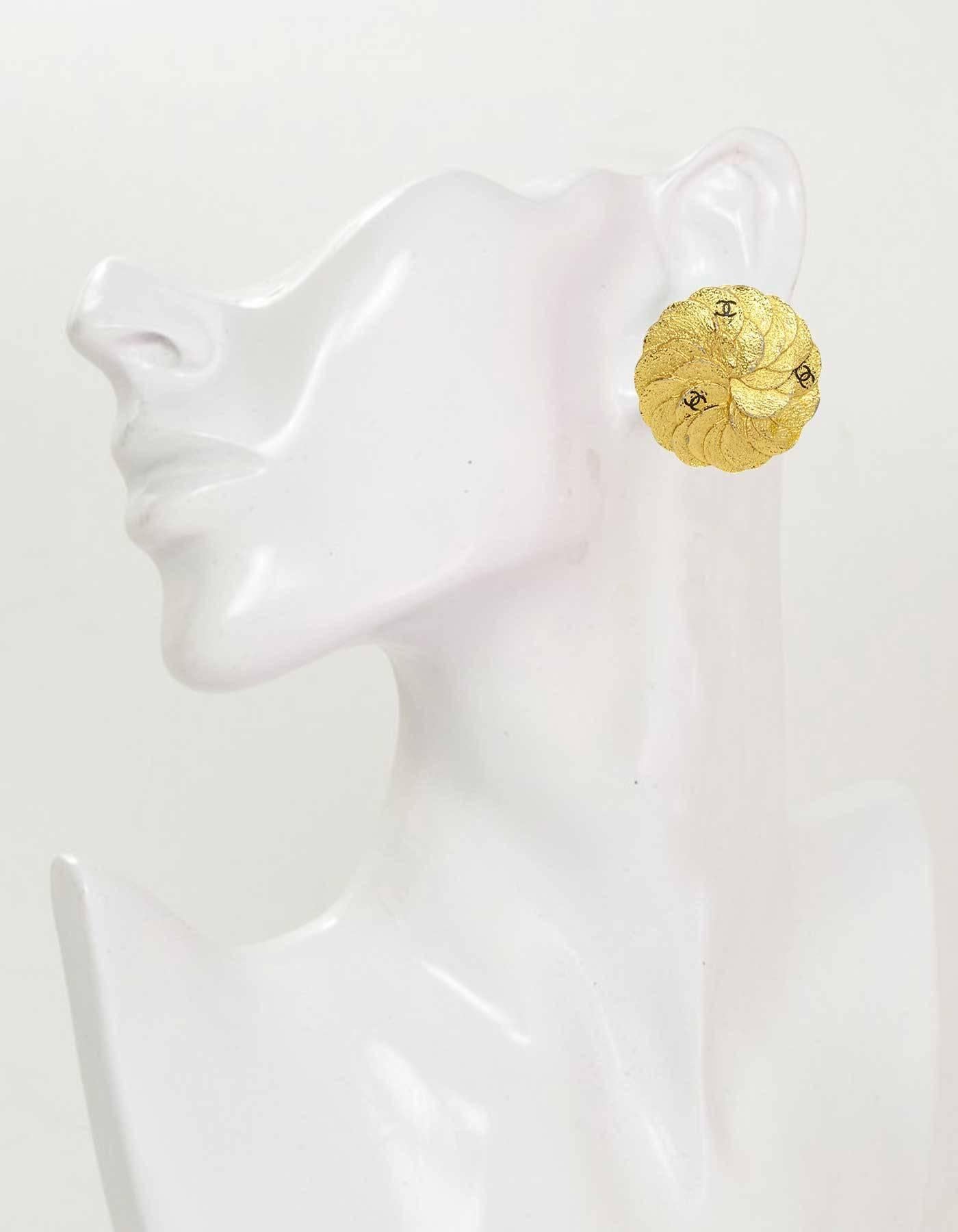 CHANEL Vintage '87 Textured Gold Disc Clip On Earrings 1