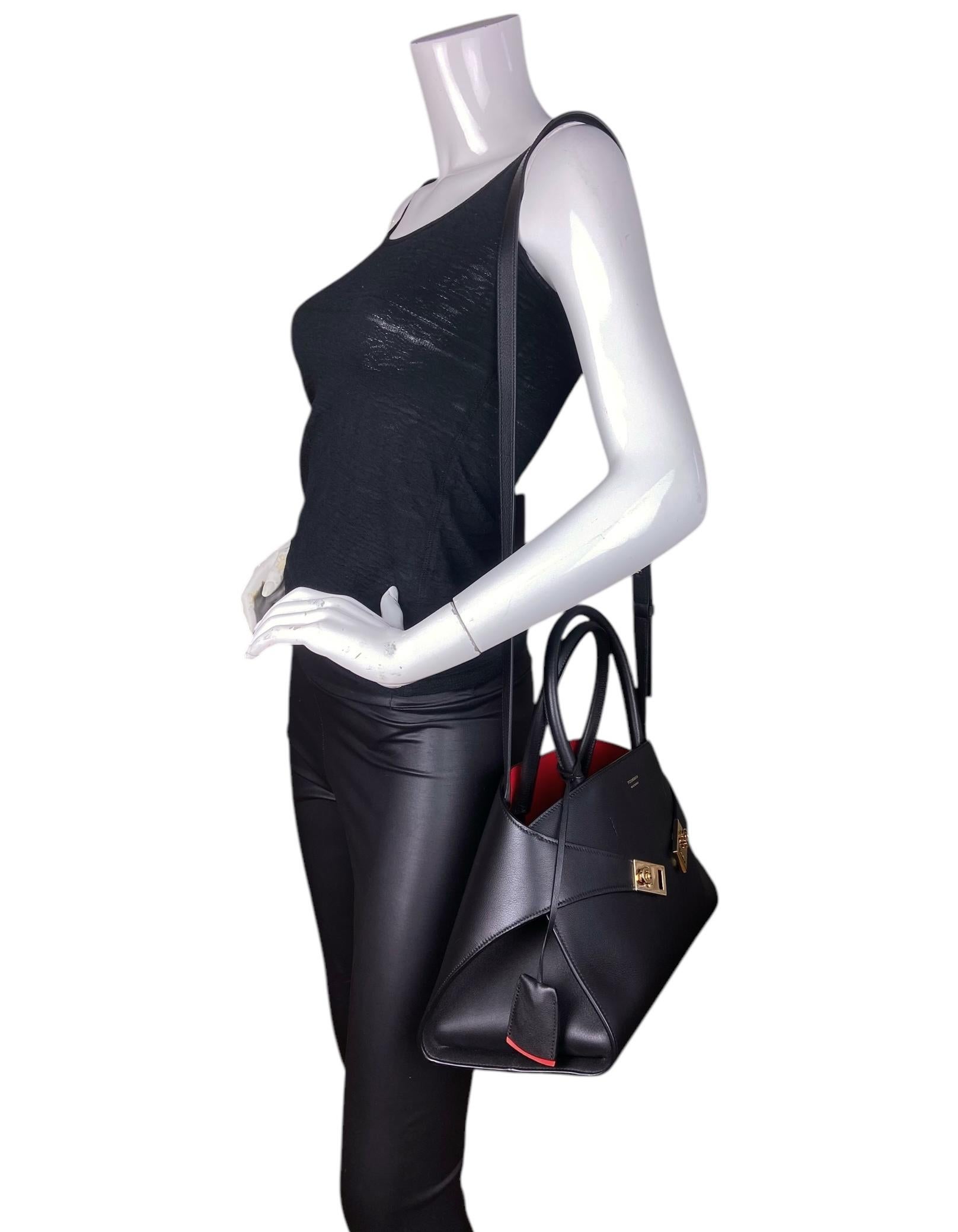 Salvatore Ferragamo Borsa con manico superiore in pelle nera/rossa. Ha una tracolla staccabile. 

Prodotto in: Francia
Colore: nero e rosso
Hardware: Oro
Materiali: Pelle
Fodera: Pelle rossa
Chiusura/Apertura: Doppia fibbia frontale
Tasche interne: