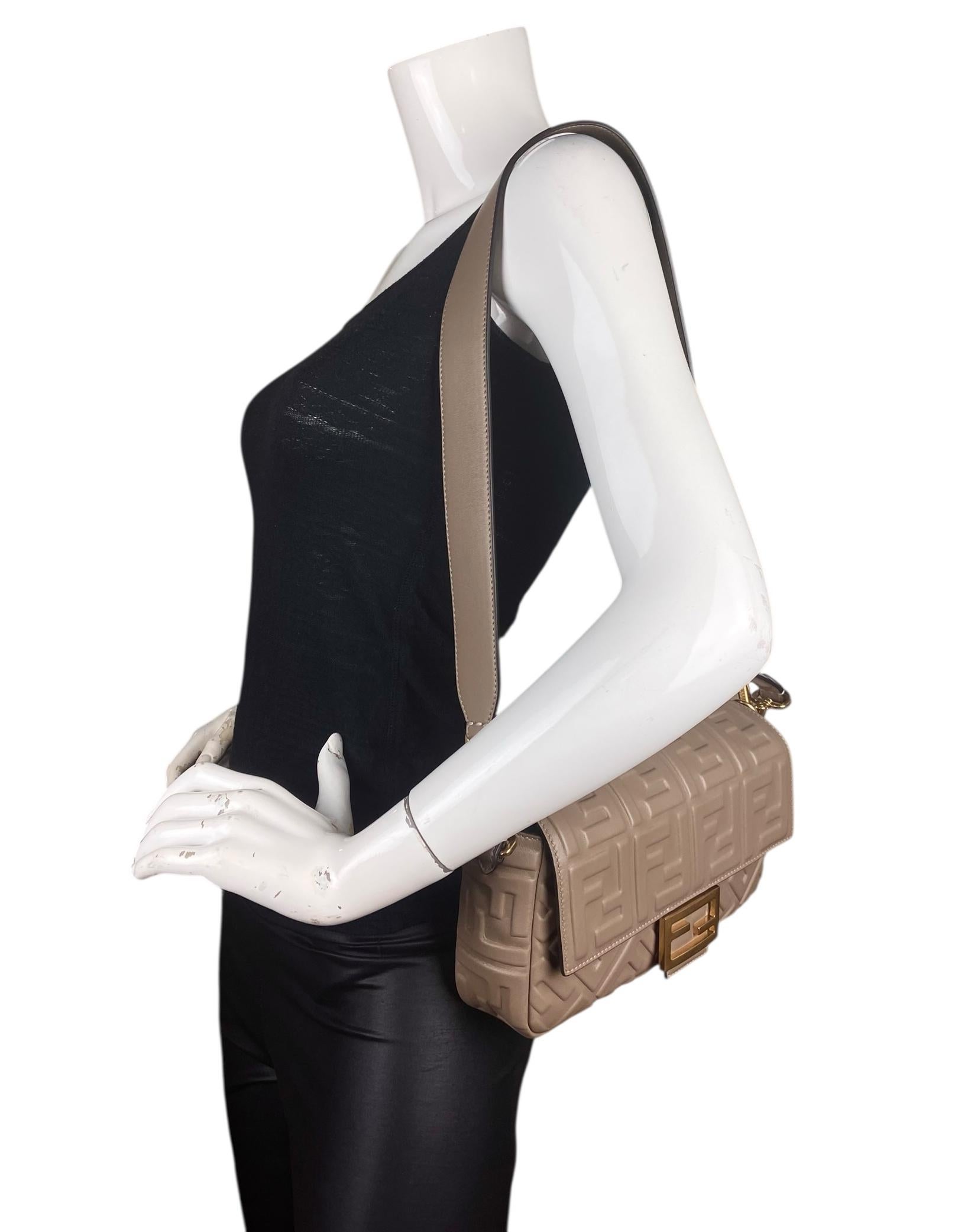 Fendi Beige Nappa Embossed Logo FF 1974 Medium Baguette NM Bag w/ Two Straps

Prodotto in: Italia
Colore: beige 