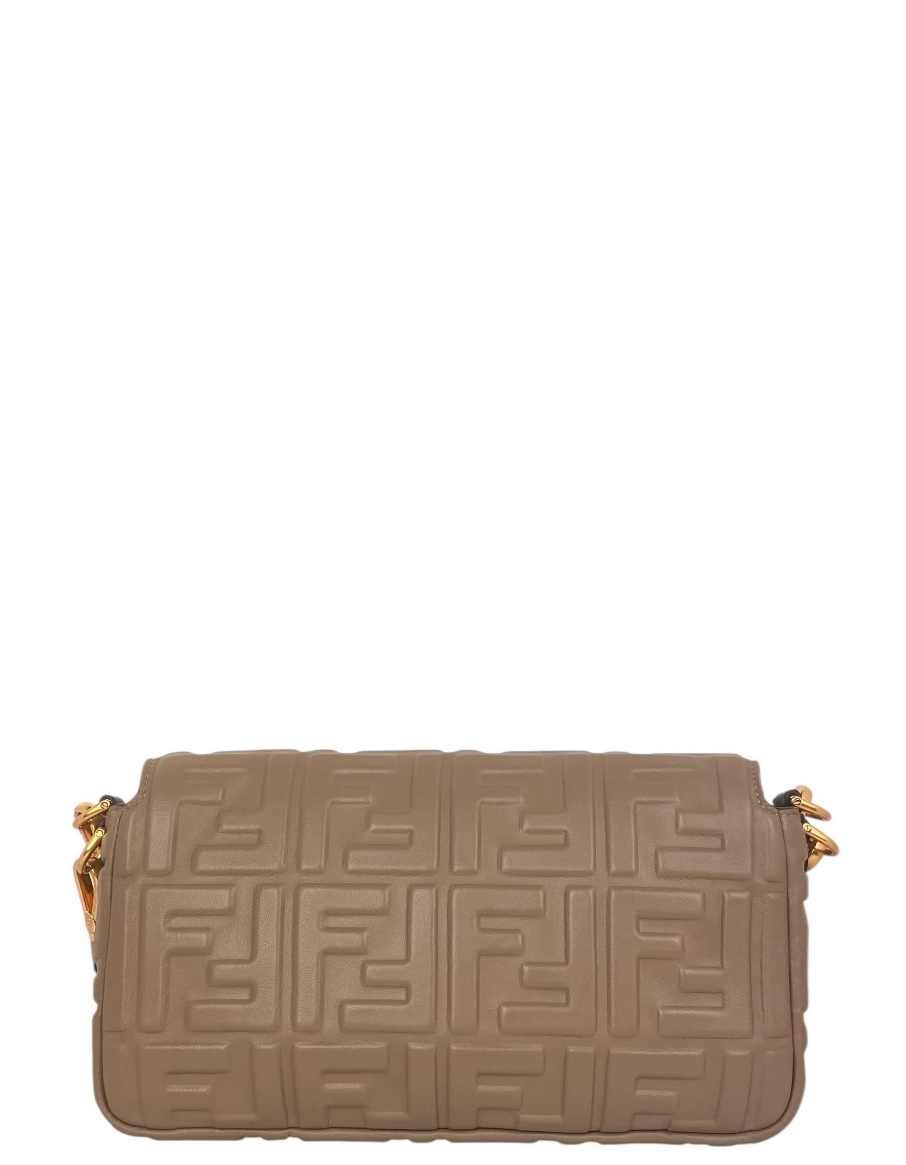 Borsa Fendi Beige in nappa con logo in rilievo FF 1974 Medium Baguette NM In condizioni ottime in vendita a New York, NY