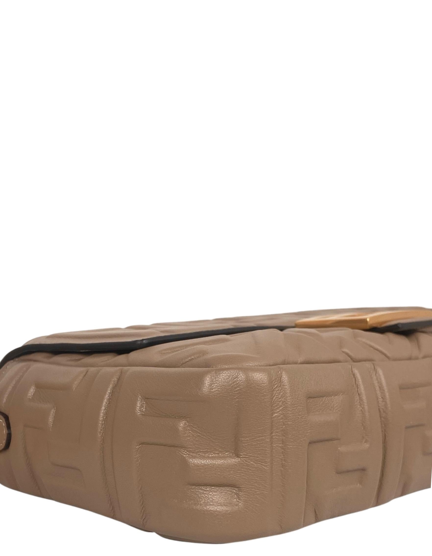 Borsa Fendi Beige in nappa con logo in rilievo FF 1974 Medium Baguette NM in vendita 1