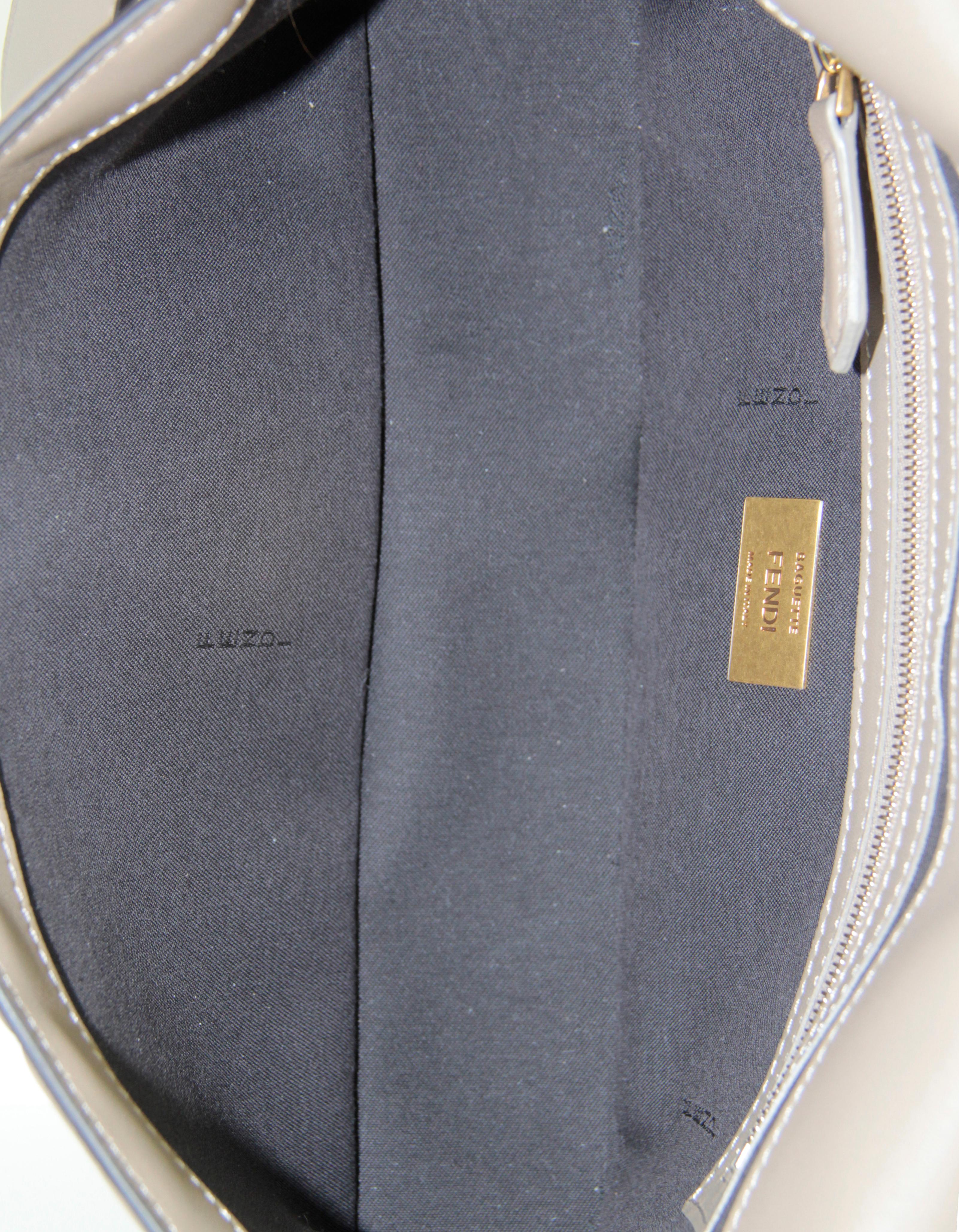 Borsa Fendi Beige in nappa con logo in rilievo FF 1974 Medium Baguette NM in vendita 2