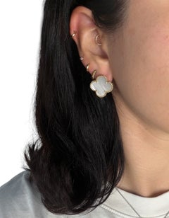 Pendientes «Magic Alhambra» de Van Cleef & Arpels en oro amarillo de 18 quilates y nácar (MOP)
