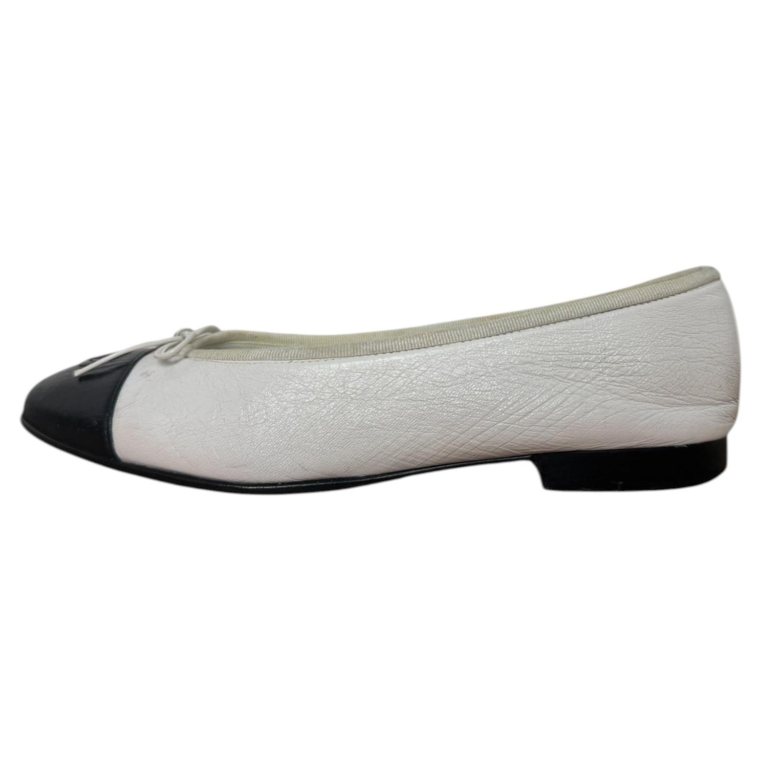 Chanel White & Black Crumpled Shiny Lambskin Cap Toe CC Ballerina Flat sz 39 For Sale
