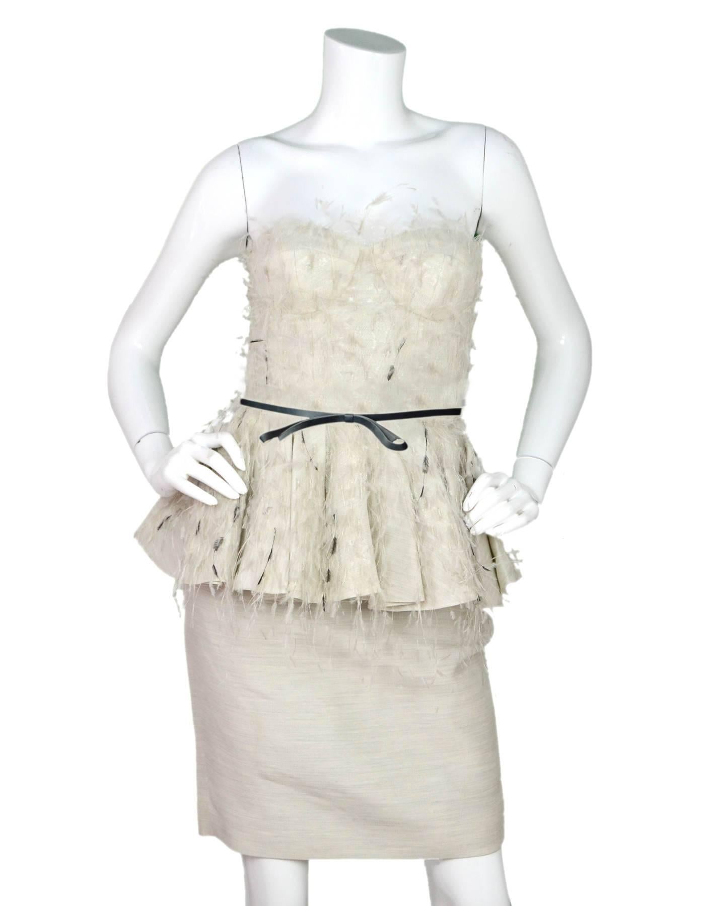 Jason Wu Grey Feather Dress Sz 2

Features lace bust and peplum skirt

Made In: USA
Year Of Production: Spring 2012
Color: Grey
Composition: 73% cotton, 27% silk
Lining: Beige textile
Closure/Opening: Zip closure at back
Overall Condition: Excellent