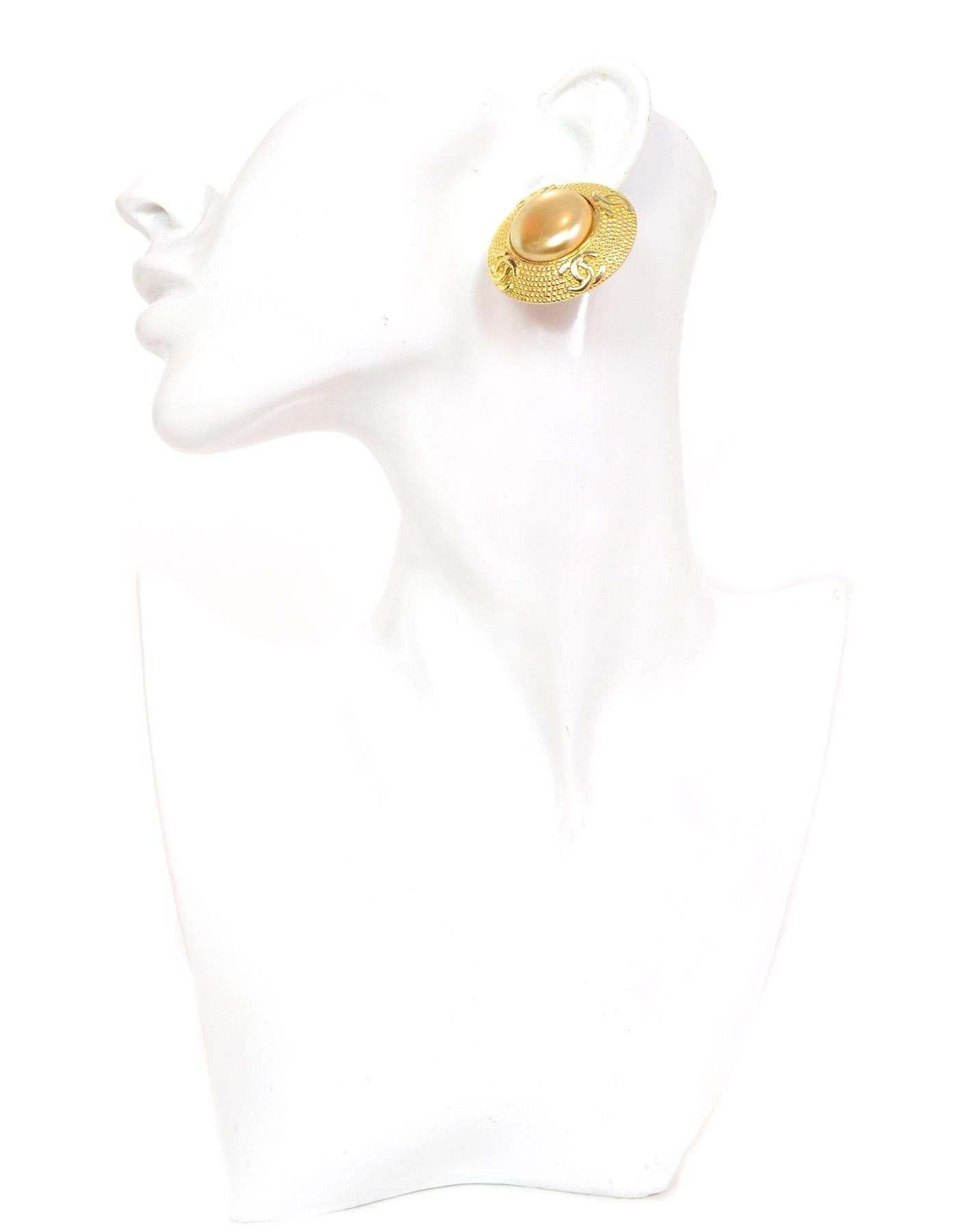 Chanel Vintage '90s Goldtone CC Pearl Clip On Earrings

Made In: France
Year of Production: 1990's
Color: Goldtone
Materials: Goldtone metal 
Hallmarks: 