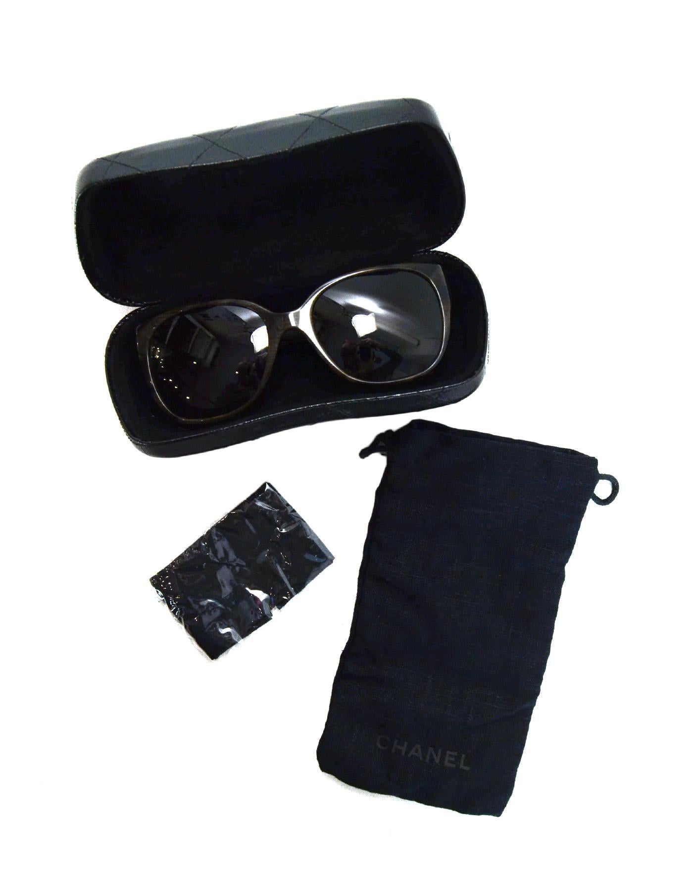 Chanel Brown Polarized Sunglasses W/ Tweed Arm & Boy CC Logo W/ Case & Dust Bag

Made In: Italy
Color: Brown and grey/white tweed 
Hardware: Silvertone
Materials: Resin, metal, tweed
Overall Condition: Excellent pre-owned condition
Includes:  Chanel