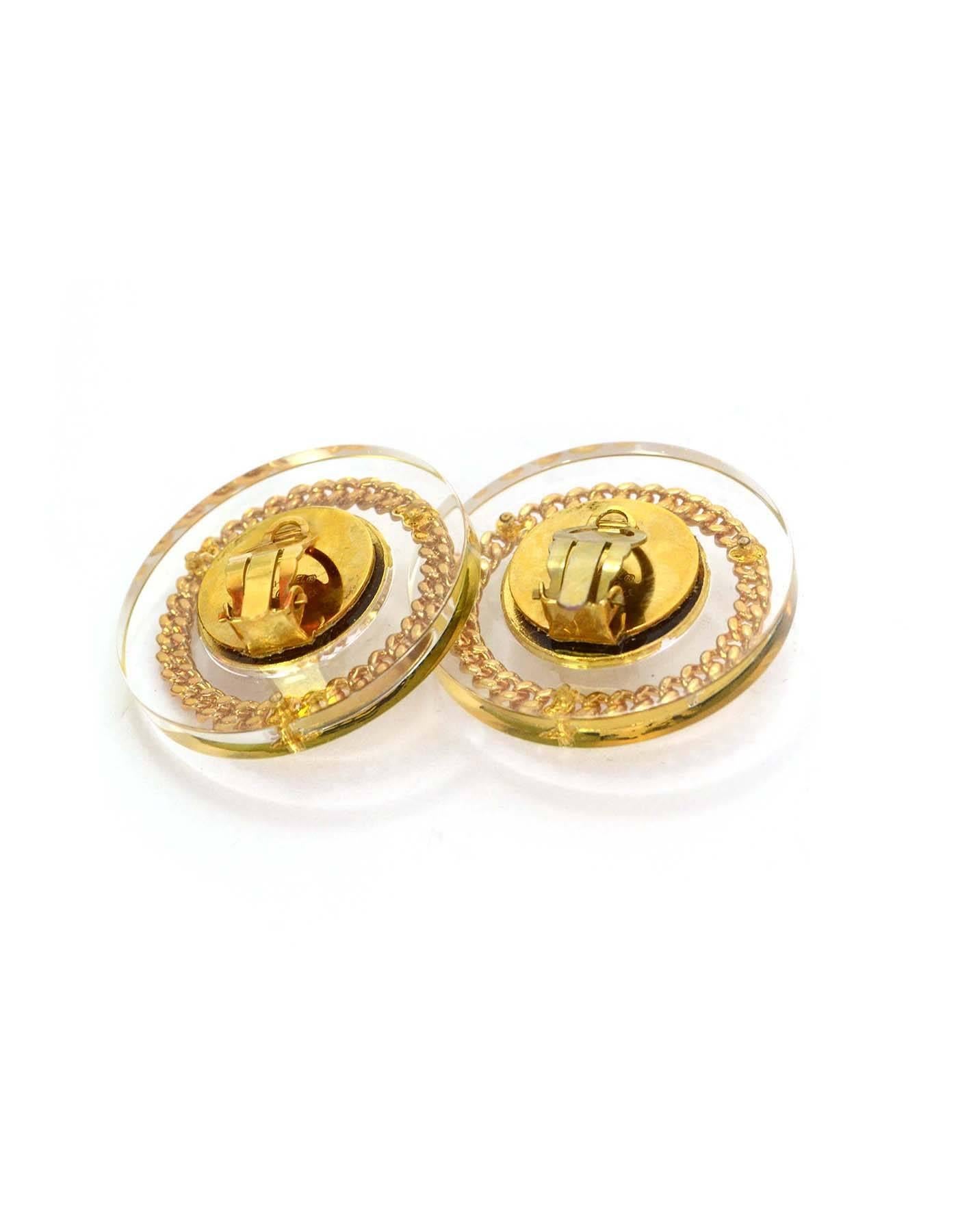 Chanel Vintage '88 Clear Resin, Gold & Pearl Clip On Earrings
Features small goldtone chain going around center pearls
Made in: France
Year of Production: 1988
Color: Goldtone, ivory and clear
Materials: Resin, metal and faux pearls
Closure: Clip