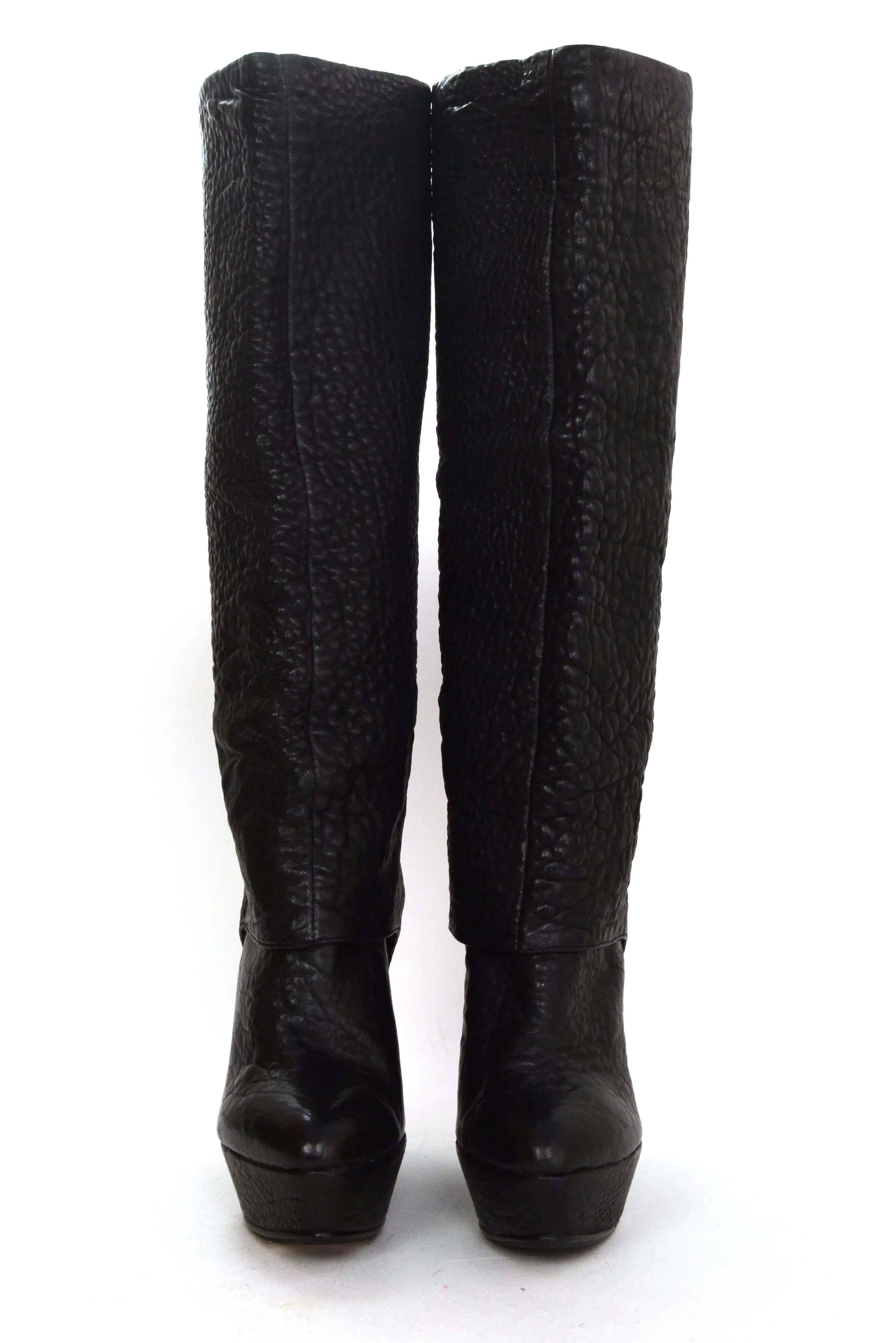 Elizabeth and James Black Pebbled Leather Platform Wedge Boots sz 6.5 In Excellent Condition In New York, NY