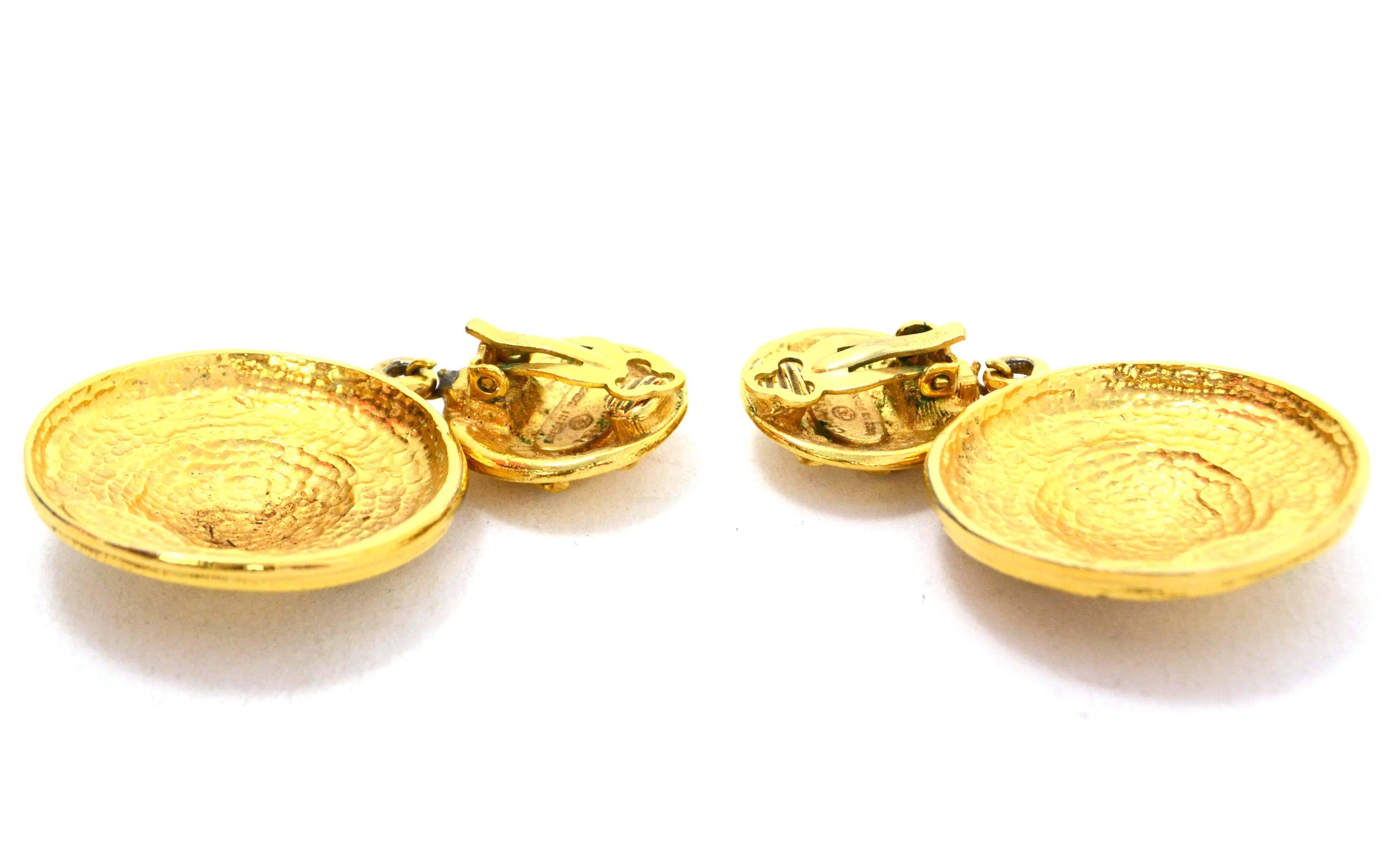 Chanel Vintage ‘70s Gold Dangling Clip On Earrings In Excellent Condition In New York, NY
