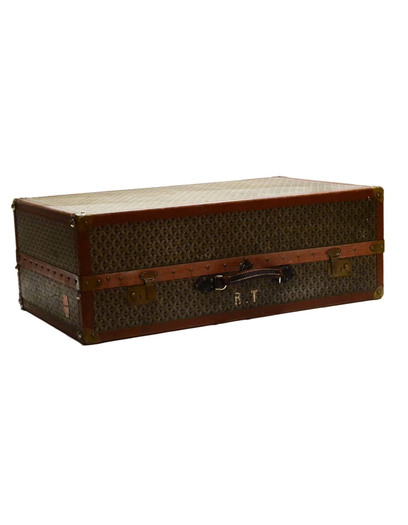 Goyard Vintage Braun & Grau Monogramm Mini-Garderobe
Mit drei ausziehbaren Schubladen, Kleiderbügeln und einer Kleiderstange zum Aufhängen von Kleidungsstücken
Farbe: Braun, Grau und Messing
Hardware: Messing
Materialien: Leder, beschichtetes