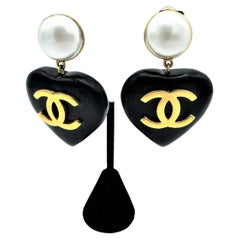 Vintage iconic CCs Chanel heart clip-on earring, made of black ebony sign. 2CC8