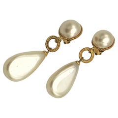 Vintage Chanel long pearl clip-on earring signed by V. de Castellano 1990 gold p