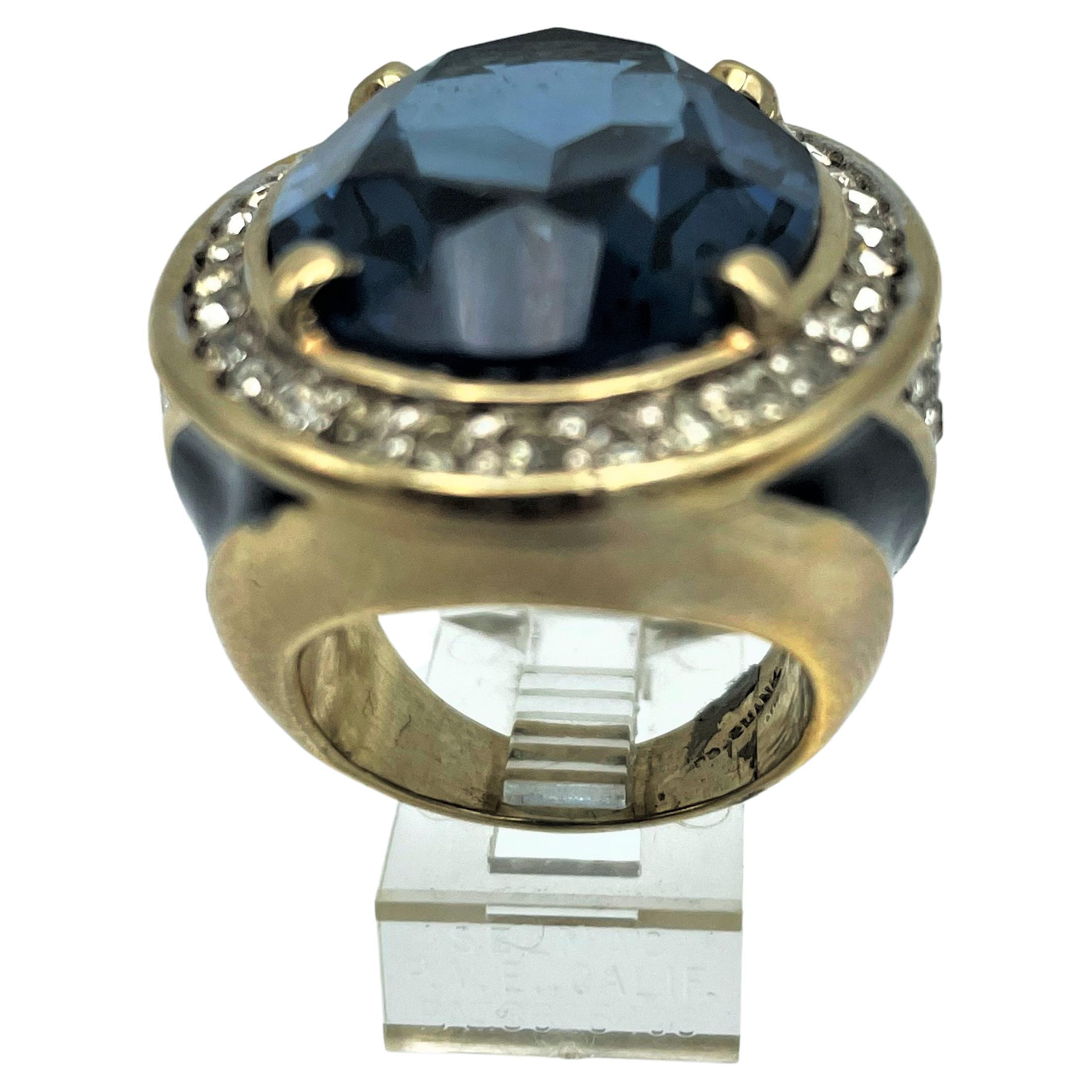 a great cocktail ring by Panetta from the 1970s/80s USA. With a large cut blue rhinestone surrounded by small stones. Laterally blue enamel work and many rhinestones. gold plated

Size 53 mm, US size 6.4 - blue Rhinestone 3.5 cm x 3 cm . Height of