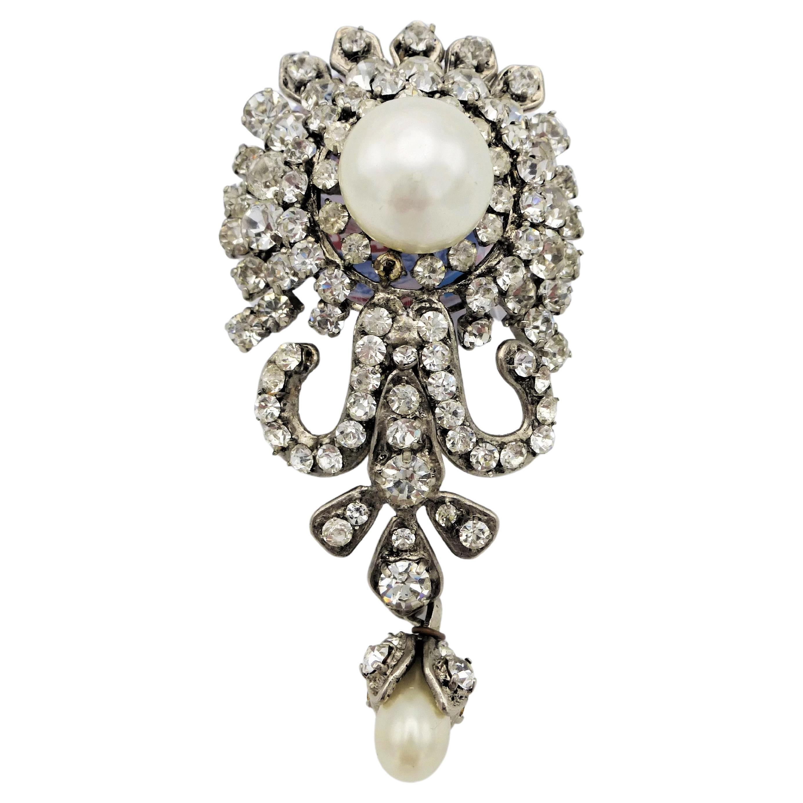 Broche y Colgante CHANEL, Metal rodiado,  Pedrería, firmado 1970/80 en venta