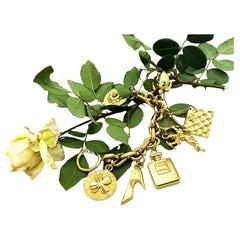 Bracelet à breloques Chanel avec 7 pendentifs emblématiques plaqués or, 1990