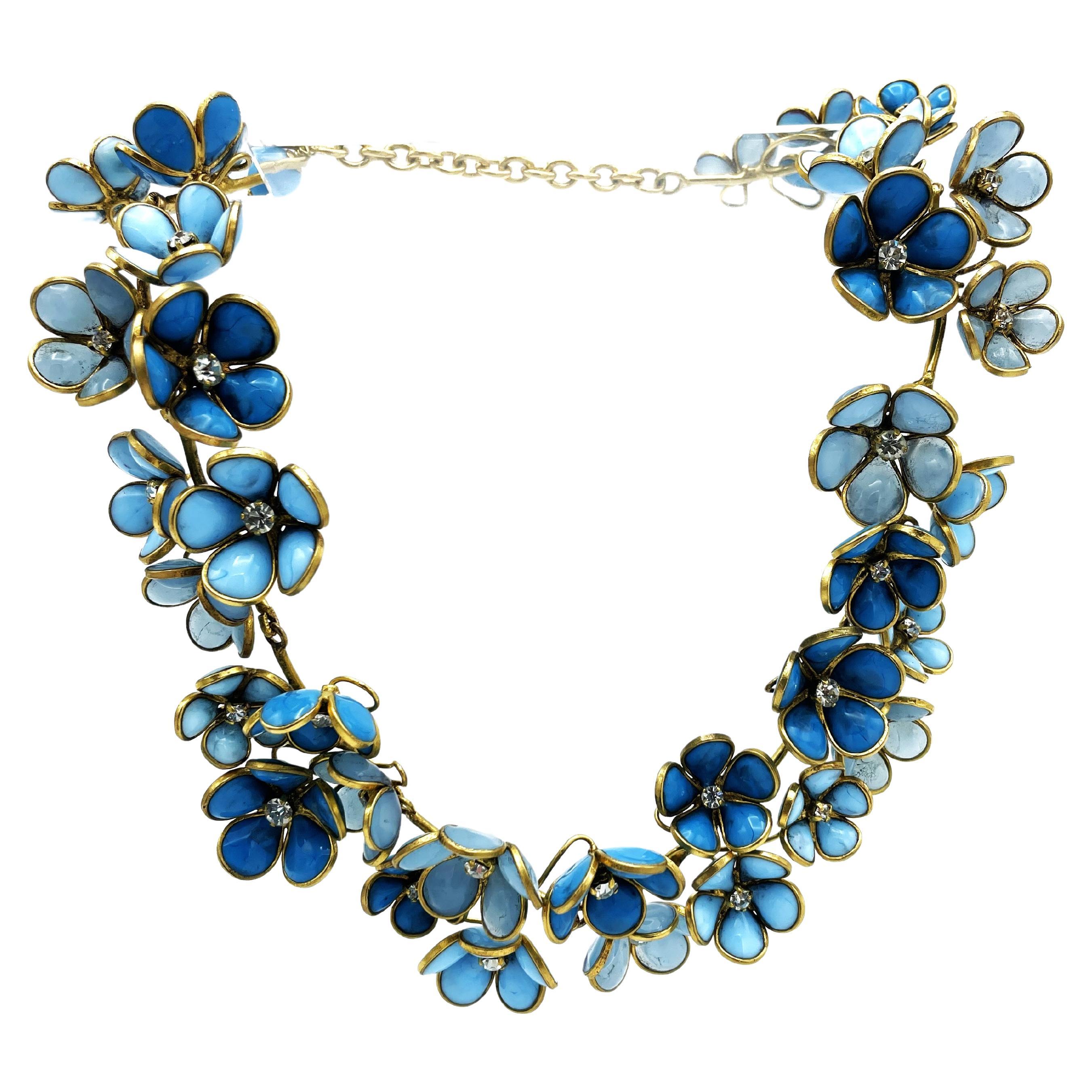 A very special necklace in the CHANEL style, consisting of many small Gripoix flowers in different shades of blue, with a small rhinestone stone in the middle.
The necklace consists of 11 metal joints to which the individual flowers are attached.