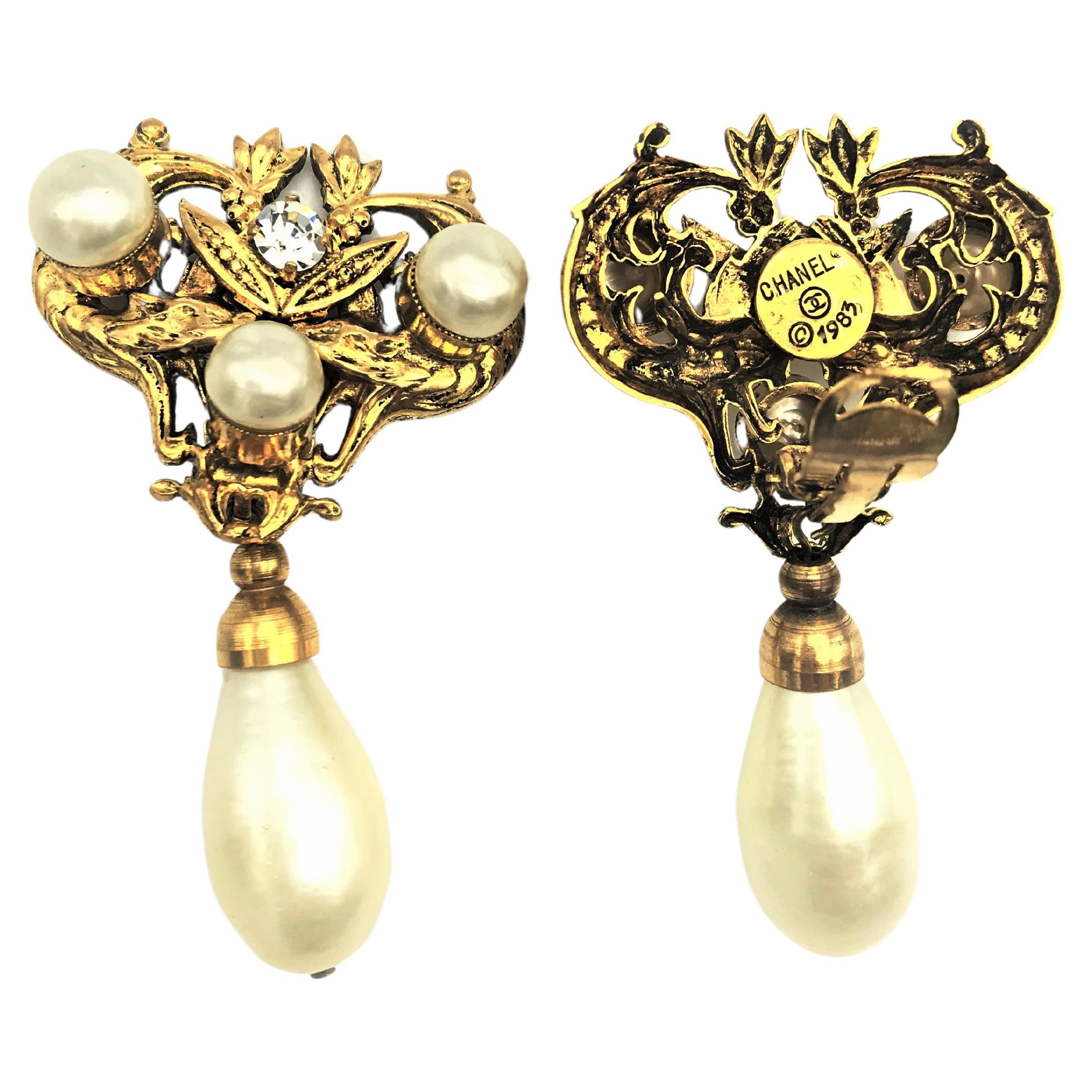 Vintage Chanel clip-on earring 2 snakes and faux pearl, gild metal sign, 1983's For Sale