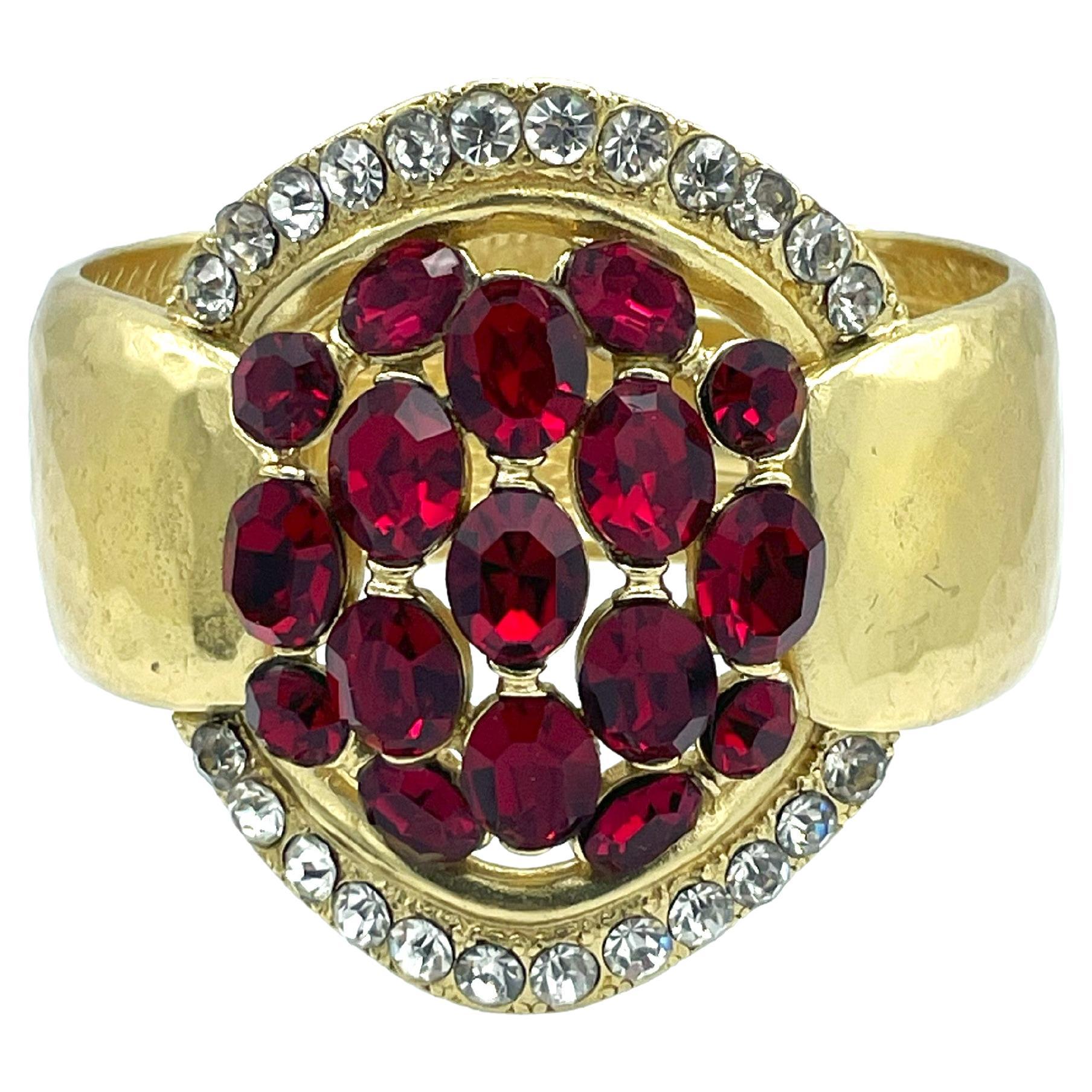 Bracciale di Goossens Paris, metallo martellato placcato oro, imitazione di rubini e brillanti.
Dimensioni :
Le 3 parti martellate del bracciale hanno un'altezza di 2,5 cm e un diametro di 6 cm. 
le 3 parti martellate del bracciale misurano 19