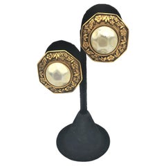CHANEL CLIP-ON EARRING, mit großem Perlen- und Blumenrad, 1990er-Jahre
