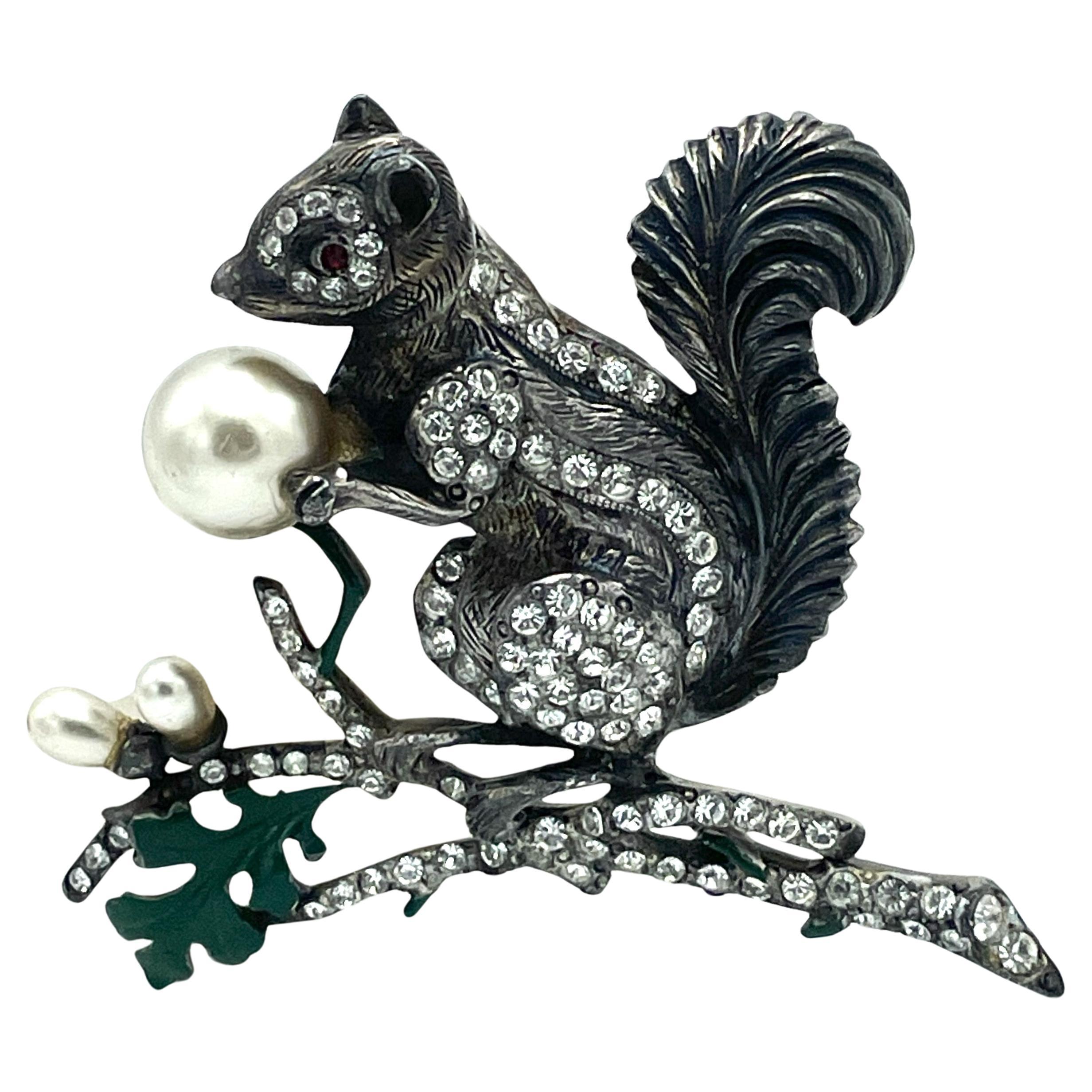 Broche en forma de ardilla de STARET, strass y perlas, 1940 EE.UU.