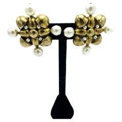 Chanel Ohrclips in Form eines Kreuzschildes. 1970-1981, vergoldet, Faux Perlen