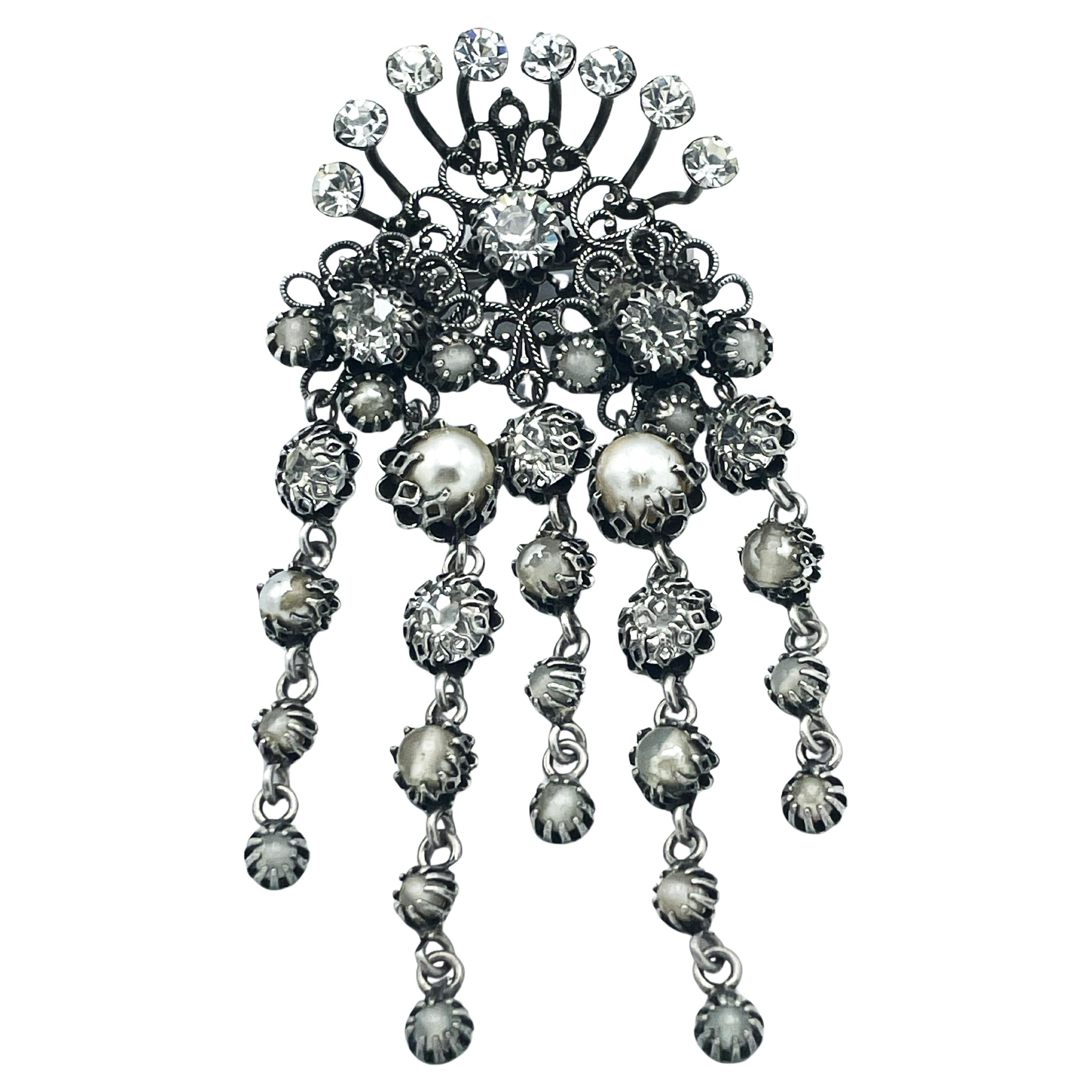 Broche comtesse Zoltovska signée CIS, strasss et fausses perles, années 1950 en vente
