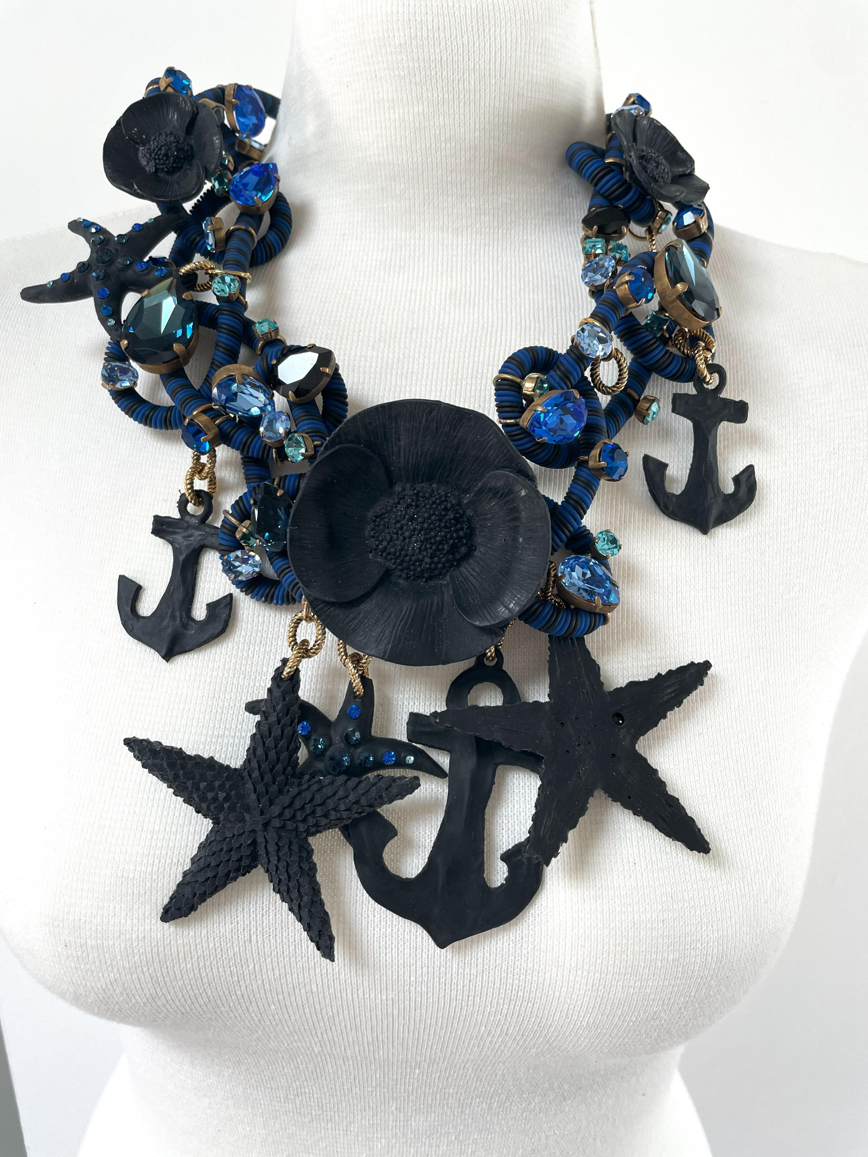 Importazione Yves Saint Laurent Paris, Collier Pre-a Porter 1990 - Homage a la Mer - Borde de Mer. Alle Corde blu scuro/nere sono attaccati strass di varie dimensioni, blu e turchesi, che presentano il MARE! Al centro del collier c'è una grande