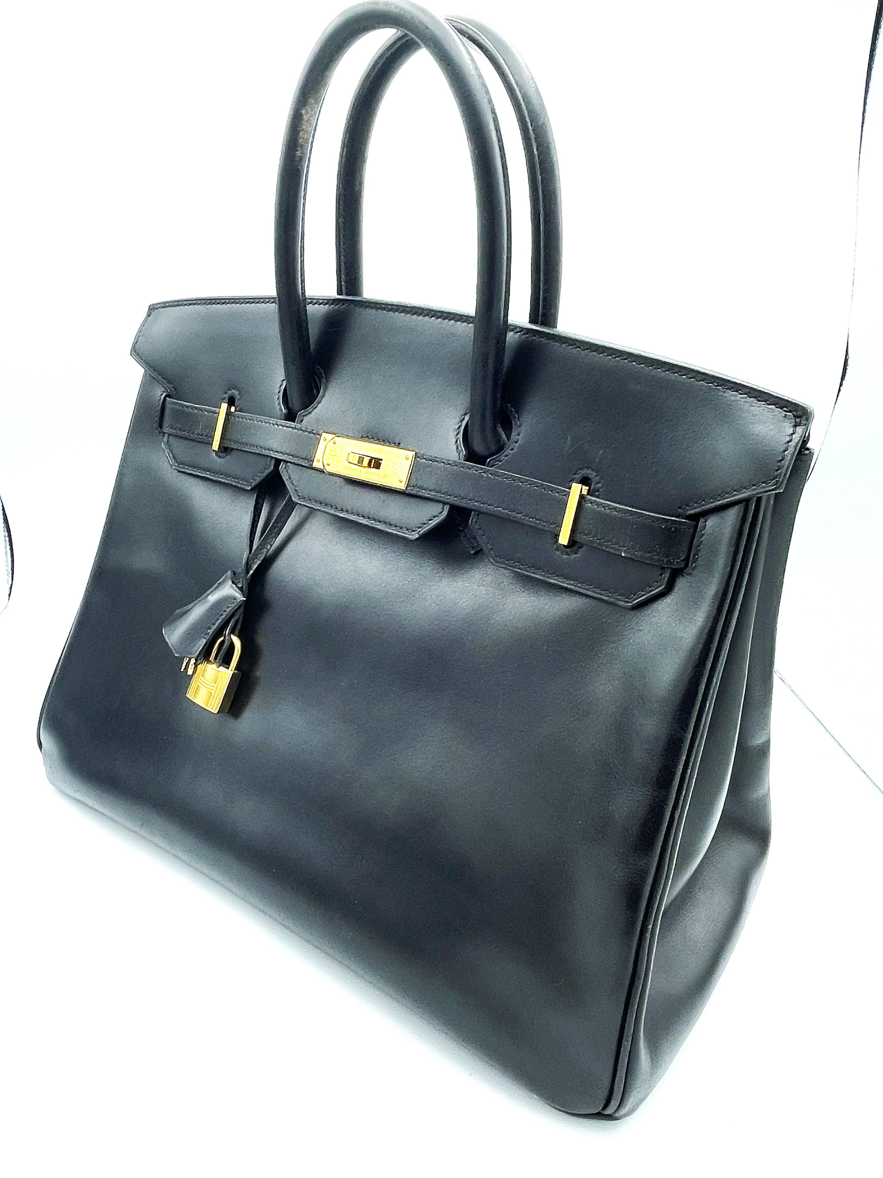 Exceptionnel HERMÉS BIRKIN BAG 35 cm (Made in France) noir  cuir de veau box, métal doré, doublure en cuir noir. 

Dimensions :
Hauteur   35 cm 
Largeur     25 cm 
Profondeur    20 cm 

Caractéristiques :
- Stemp B - Collection S 1995 - 5 ans