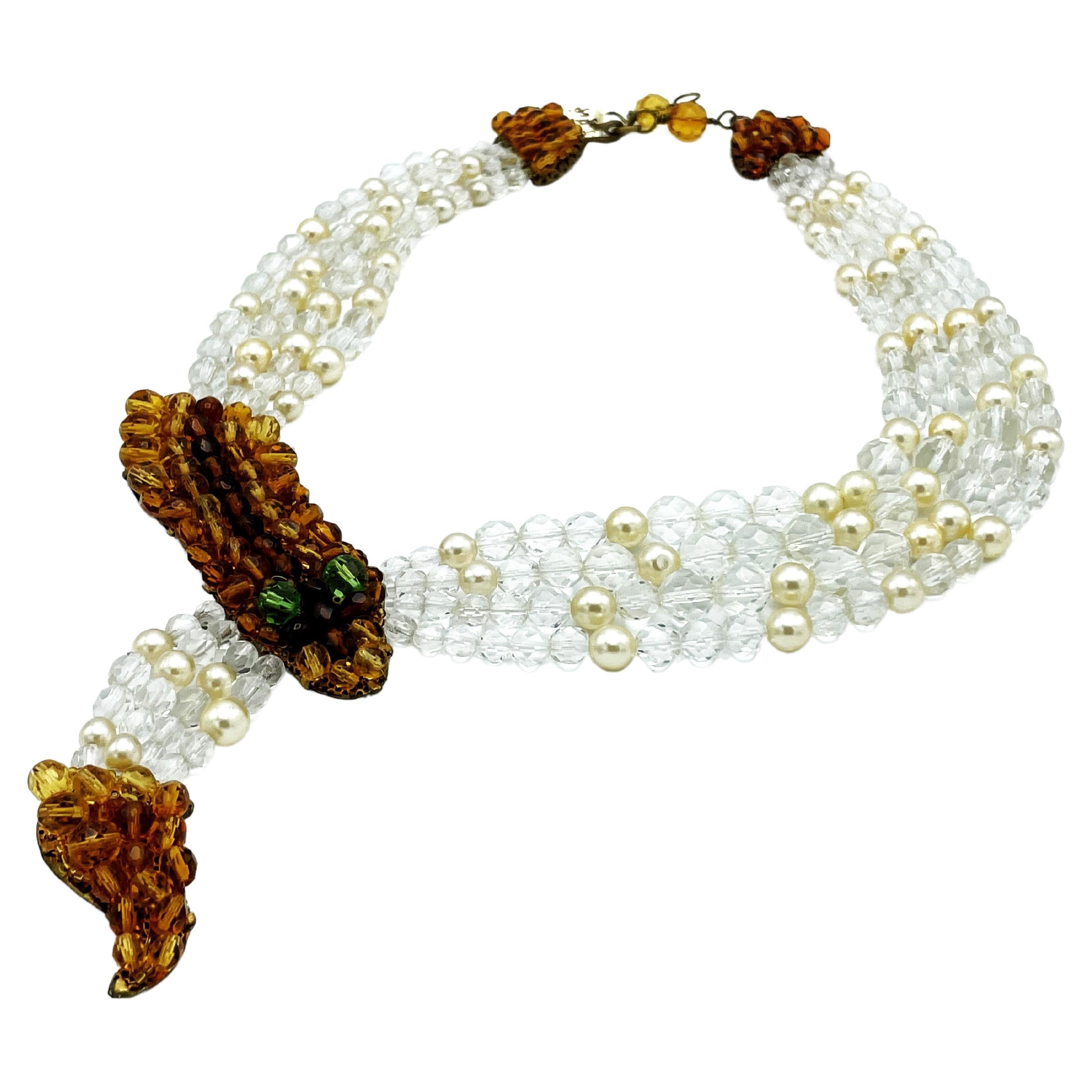 Fabuleusement frais et exceptionnel collier multi-brins en fausses perles et strass taillés avec une tête et une queue de serpent à l'autre extrémité, conçu par Copppola.  & Toppo, dans les années 1950
La tête et la queue du serpent ainsi que deux
