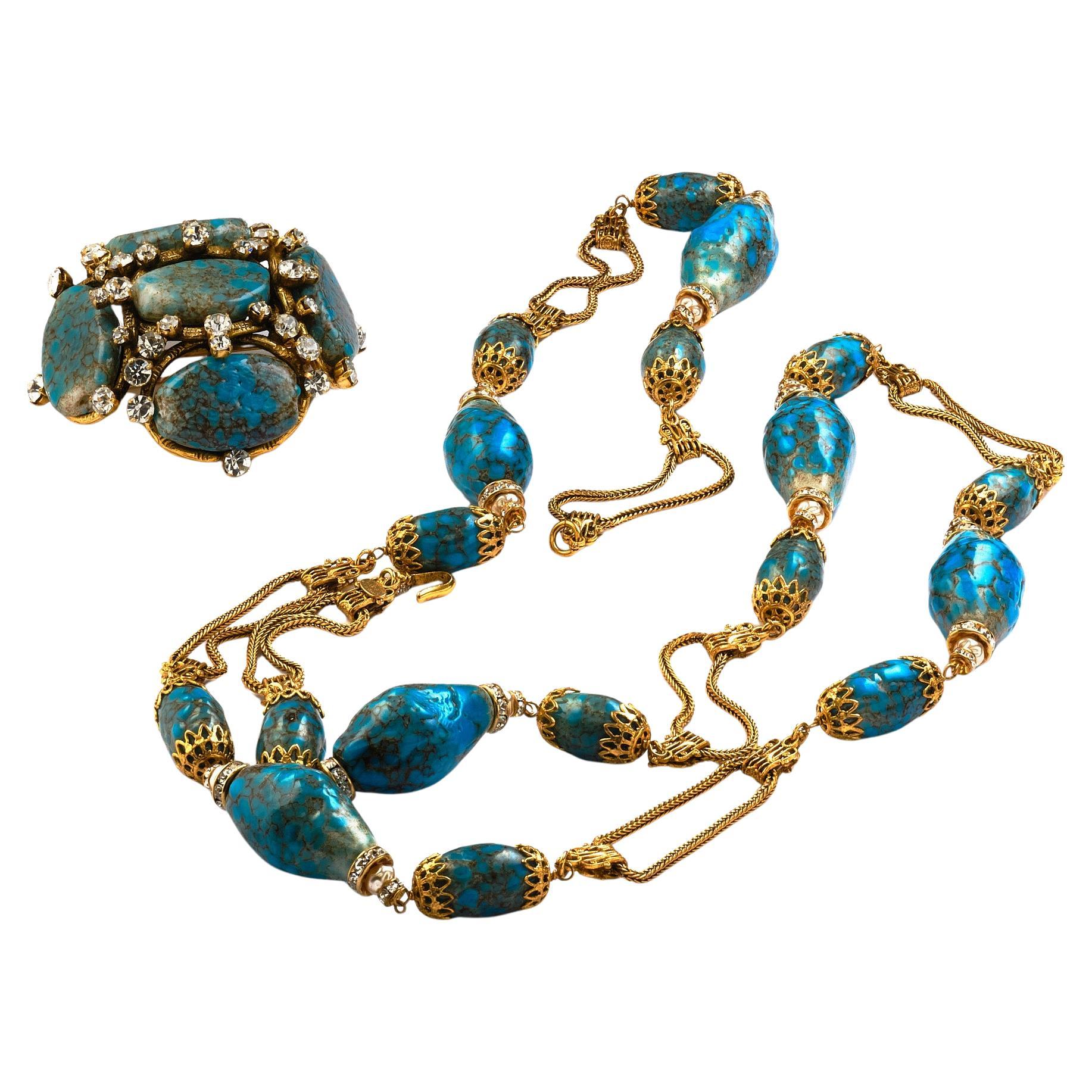 CHANEL COLLIER AVEC LA MÊME BROCHE (Fabriqué en France) brûlé 94 CC P le sautoir et la broche

Dimensions :
Longueur de la chaîne avec des pierres de verre turquoise 120/60 cm
Taille de la broche CHANEL assortie 6 C, x 6 cm, Hauteur 3,5 cm