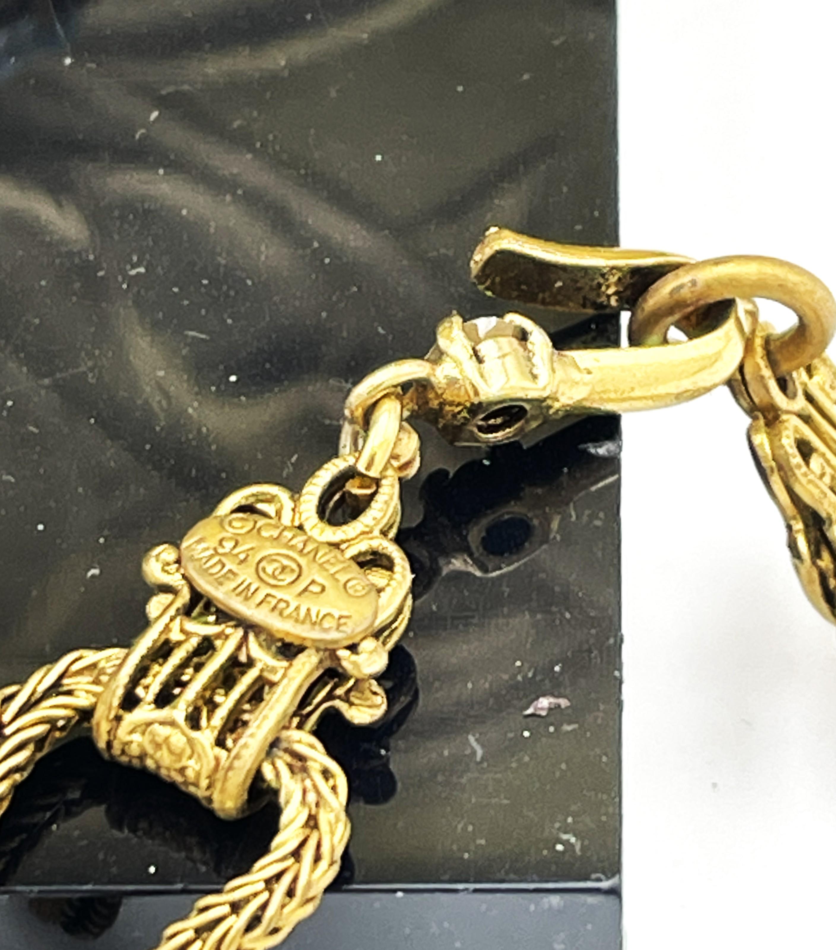 JEU DE COLLIER ET BROCHE CHANEL pierres turquoises avec strass signé 94 P-1994 en vente 1