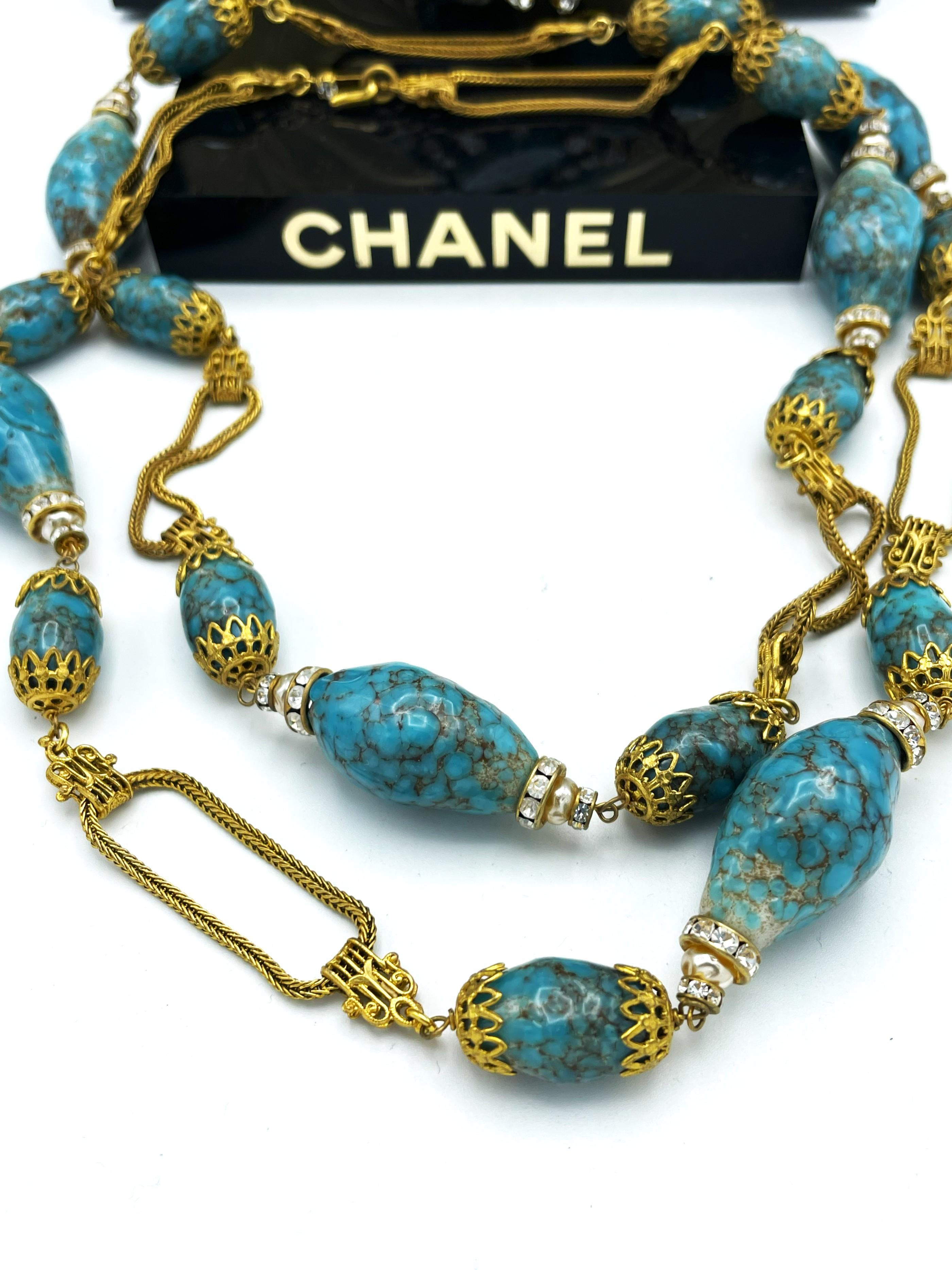 JEU DE COLLIER ET BROCHE CHANEL pierres turquoises avec strass signé 94 P-1994 Pour femmes en vente