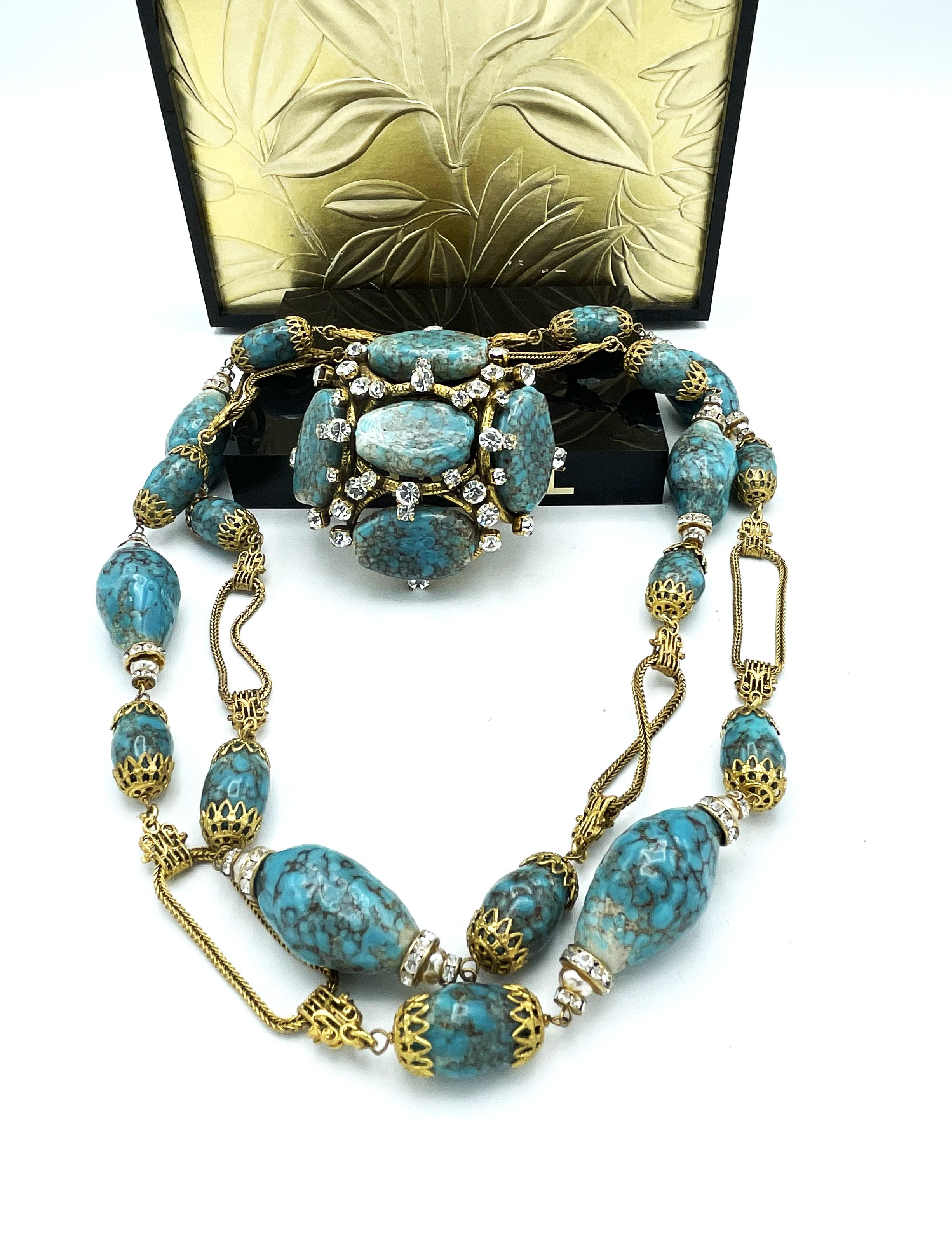 Taille baguette JEU DE COLLIER ET BROCHE CHANEL pierres turquoises avec strass signé 94 P-1994 en vente