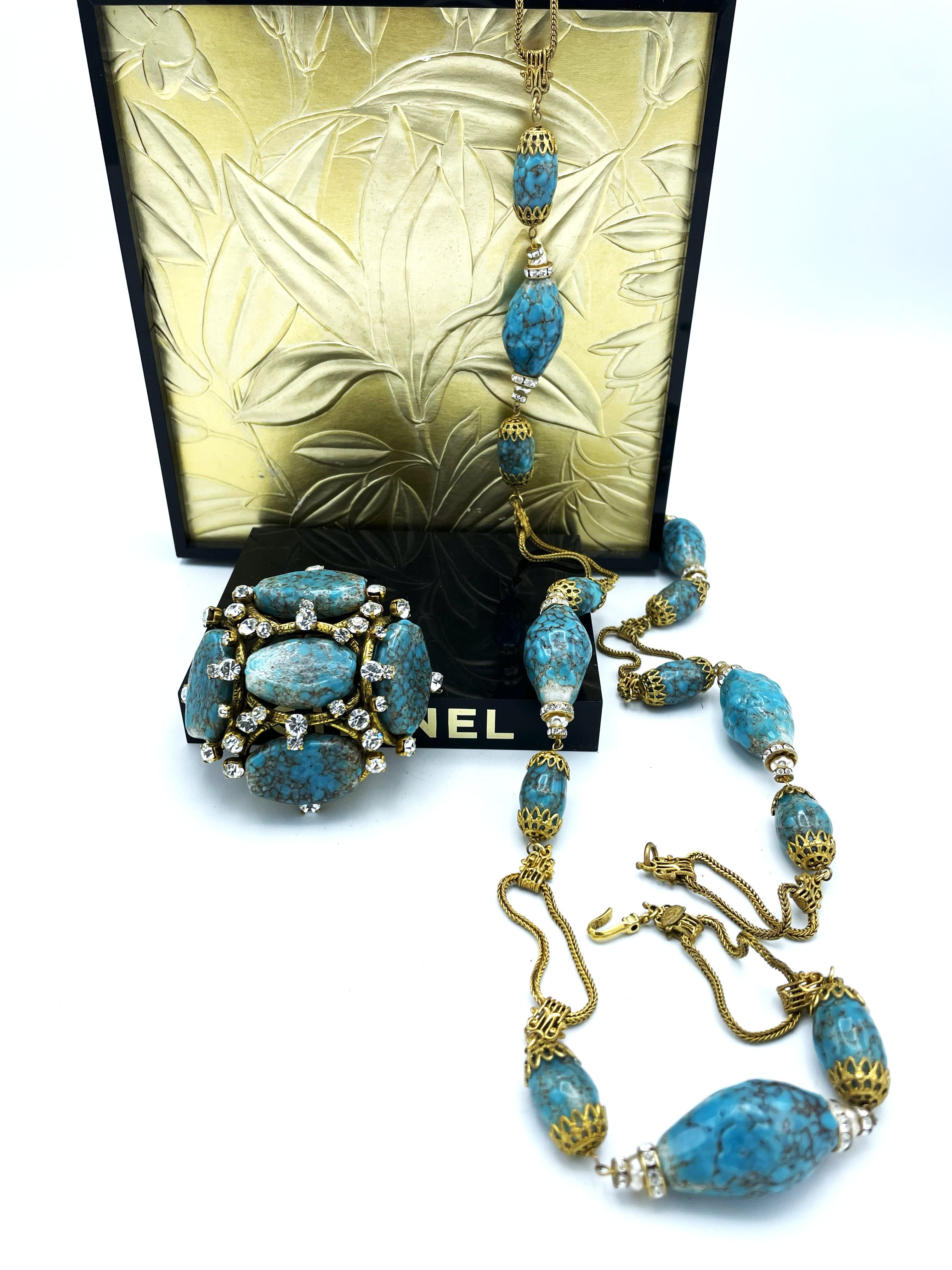 JEU DE COLLIER ET BROCHE CHANEL pierres turquoises avec strass signé 94 P-1994 en vente 2